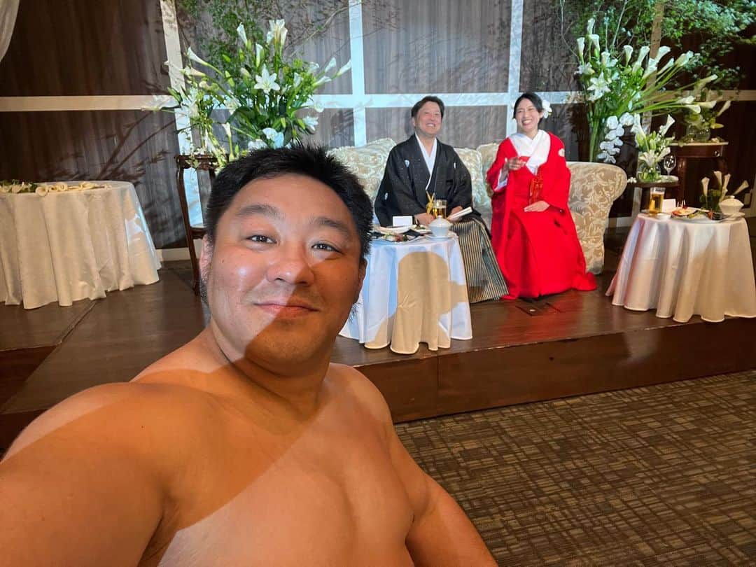 のインスタグラム：「小中同級生の結婚式‼️ ㊗️おめでとうございます㊗️ お皿に乗っているお料理を食べ終わると、同じ席の同級生から「これ食べて〜」と次々に私の目の前にお料理が❗️ それが、他のテーブルにも広がり私の前にはたくさんの美味しいお料理‼️ 式場スタッフの同級生もバックヤードから「これ食べる！？」と❗️  給食を思い出しました‼️ ステーキ🥩寿司🍣刺身🦐海老🦞ケーキ🎂全部5人前ずつ食べました‼️ あ〜幸せ‼️ 通風大丈夫かな〜・・・⁉️  #結婚式 #結婚式コーデ #同級生」