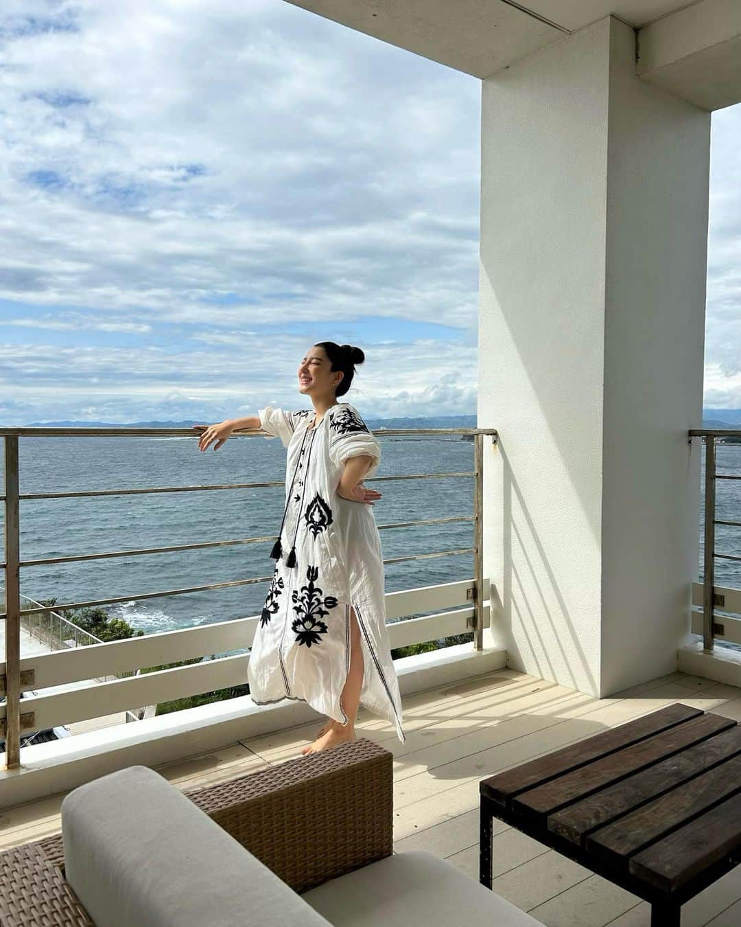 HARUEのインスタグラム：「🩵  部屋から眺めるオーシャンビューが最高だった☺️  @keyterrace_hotelseamore   4/26にオープンしたインフィニティプールは、春から秋まで入れる温水♡  プールサイドにはバレルサウナやファイヤープレイスも併設されていて、ウエディングパーティやBBQなどもできるんだそう！  水深40cm～50cmの子供用プールもあるから、子供から大人まで楽しめるのは家族連れにも嬉しいよね 🛟  いけす円座での食事も、新鮮な海の幸を堪能できてどれも美味しかったなぁ🐟  大阪から車で2時間半のドライブで行ける和歌山 / 白浜のKEY TERRACE 🐚  また家族でゆっくりリフレッシュしに行きたいな☺️🌴  #keyterrace #hotelseamore #ホテルシーモア」