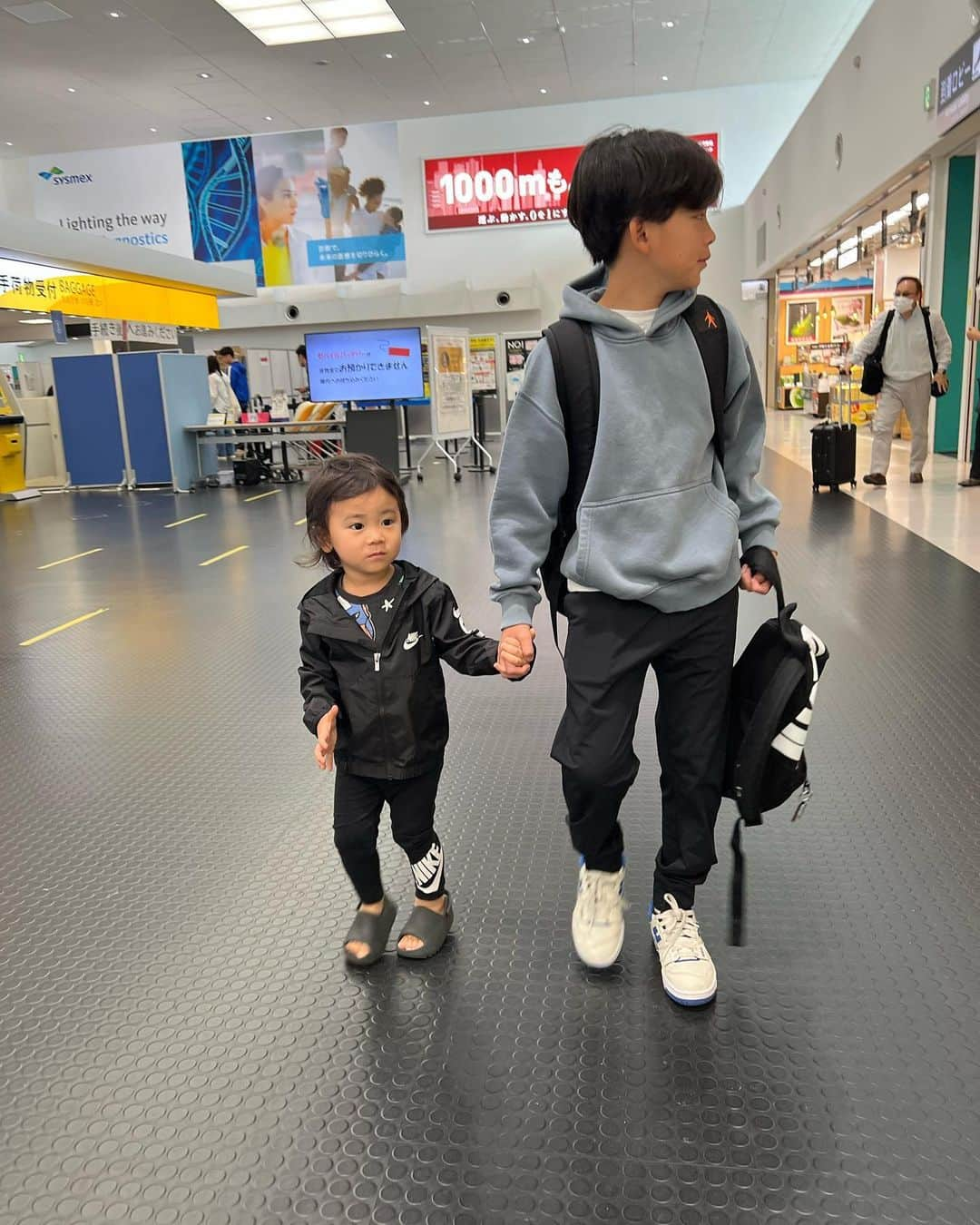 村上沙織さんのインスタグラム写真 - (村上沙織Instagram)「さてさてGWの旅に出発。  我が家は神戸空港がとにかく好き。 やっぱり便利だねーって。人も多くないし駐車場目の前だし気軽にいけて最高！！ ここから行ける場所、全部行きたい。 #gwtrip#家族旅行」4月29日 19時23分 - rosysaorimonster