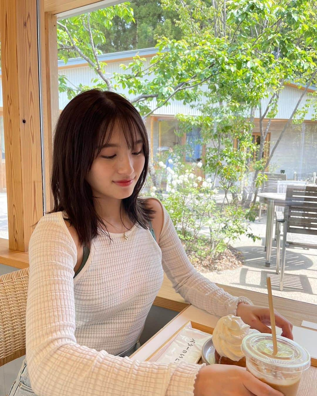 大和田南那のインスタグラム：「那須日帰り旅行では 大好きなバターのいとこの本店へも行けた🧈🤍  家族へのお土産と 那須限定のいちご味も自分用に買っちゃった🍓🍓  本店ではカフェもあって 有名なふふふドーナツ食べたの♡ ふわふわなドーナツにスキムミルクのアイスとオリーブオイル、岩塩がとてと合っていて美味しかった~🥯🎀🤍🥛🥄  よく質問を頂くんですが 肌見えするお洋服の時は見せ下着を着ているよ。 この日は @rine_jp のグリーン🌙 あとは @peachjohn_official のブラトップキャミとかヌーブラもよく使う🎀  #栃木観光#栃木旅行#栃木グルメ#那須#那須旅行#那須観光#那須カフェ#那須グルメ#日帰り温泉#ドライブ#カフェ#カフェ巡り#バターのいとこ#バターのいとこカフェ」