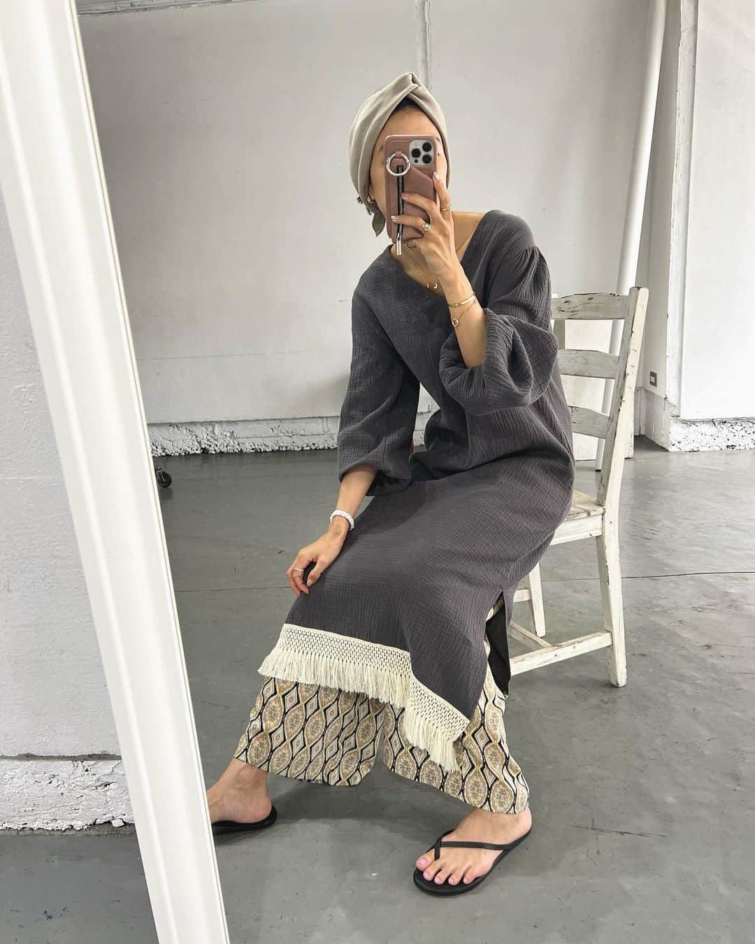 eiko kagamiのインスタグラム：「. 今日のリールへのメッセージ嬉しかったです♡!! 40代も頑張って新しい事へチャレンジしたいと思います😂👵💪  早速反響を頂いたワンピース❤︎ コットンガーゼ素材で柔らかくて気持ち良いのです🤤 ふわふわ感、swipeしてみてね🥰  私は下にパンツ合わせもするけど夏はワンピ一枚でも過ごしたい！🌴🐚 スリットも絶妙に可愛い♡  明日はインスタライブでもちろんご紹介します😍 20:00からまゆみさんと楽しみにお待ちしております🌙♡!! @sandlessmoon  . . . . . #sandlessmoon#大人カジュアル#カジュアルコーデ#ボヘジョ#ボヘカジ#ワンピース#ワンピースコーデ#リゾートコーデ#ママコーデ#アラフォーコーデ#高身長コーデ#168cm」
