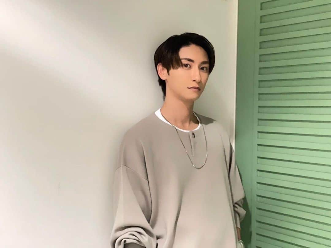 與真司郎のインスタグラム：「みなさん、こんばんは😃 カトシバです👍  広島公演にお越しいただいたみなさま、 ありがとうございましたー✨  明日は、岡山公演です😆 会場でお待ちしております🔥  #與真司郎 #SHINJIROATAE #カトシバメセン #TS2023 #衣装のイメージは #日曜日のかっこいいパパ #そんなパパになれるのであればなりたいです」