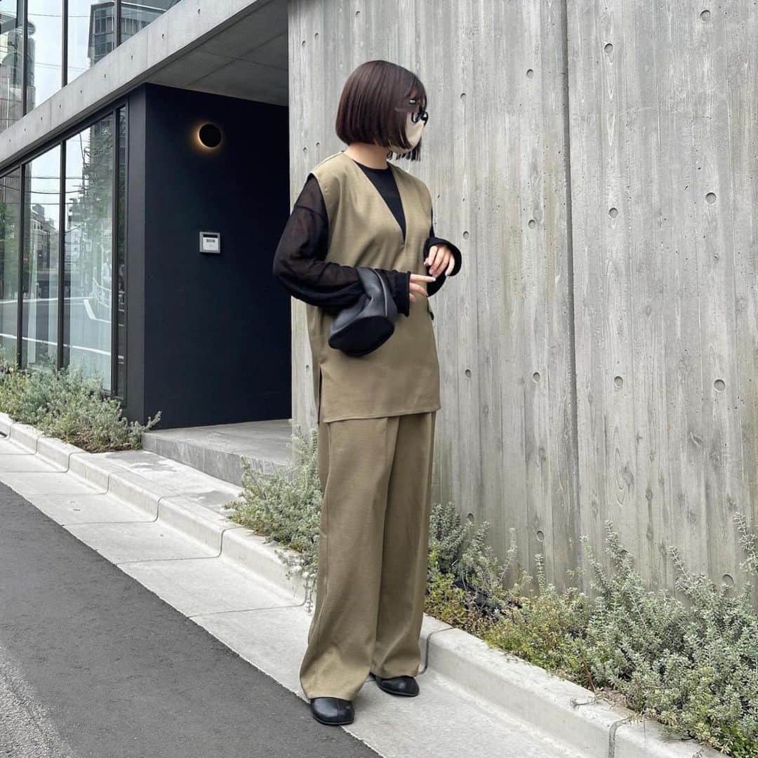 tarouのインスタグラム：「コーデを考えなくても可愛くなるので セットアップは私のクローゼットの必需品…🙋🏻    くすみカラーも緑も好きだから これは毎週着てます👶🏻  ベスト+パンツの組み合わせ 大人見えしてお気に入り🫧   昨日ストーリーではお知らせしたんだけど 28日から3日間限定で IROHANIのお洋服全品20%OFFになってます🛒➰  １回の注文につき2点までしか購入出来ないので ご注意ください⚠︎  因みにこのセットアップだと ￥12,600が￥10,080に😶.ᐟ.ᐟ  IROHANIは普段あまりセールをしないので 気になるお洋服がある方は この機会に是非チェックしてみてね🌼*･    all： @irohani.official  shoes： @crieconforto_official      #ゆるコーデ #春コーデ #春夏コーデ  #カジュアルコーデ #セットアップ  #おでかけコーデ #休日コーデ #カラーパンツ  #骨格ストレート #154cmコーデ」