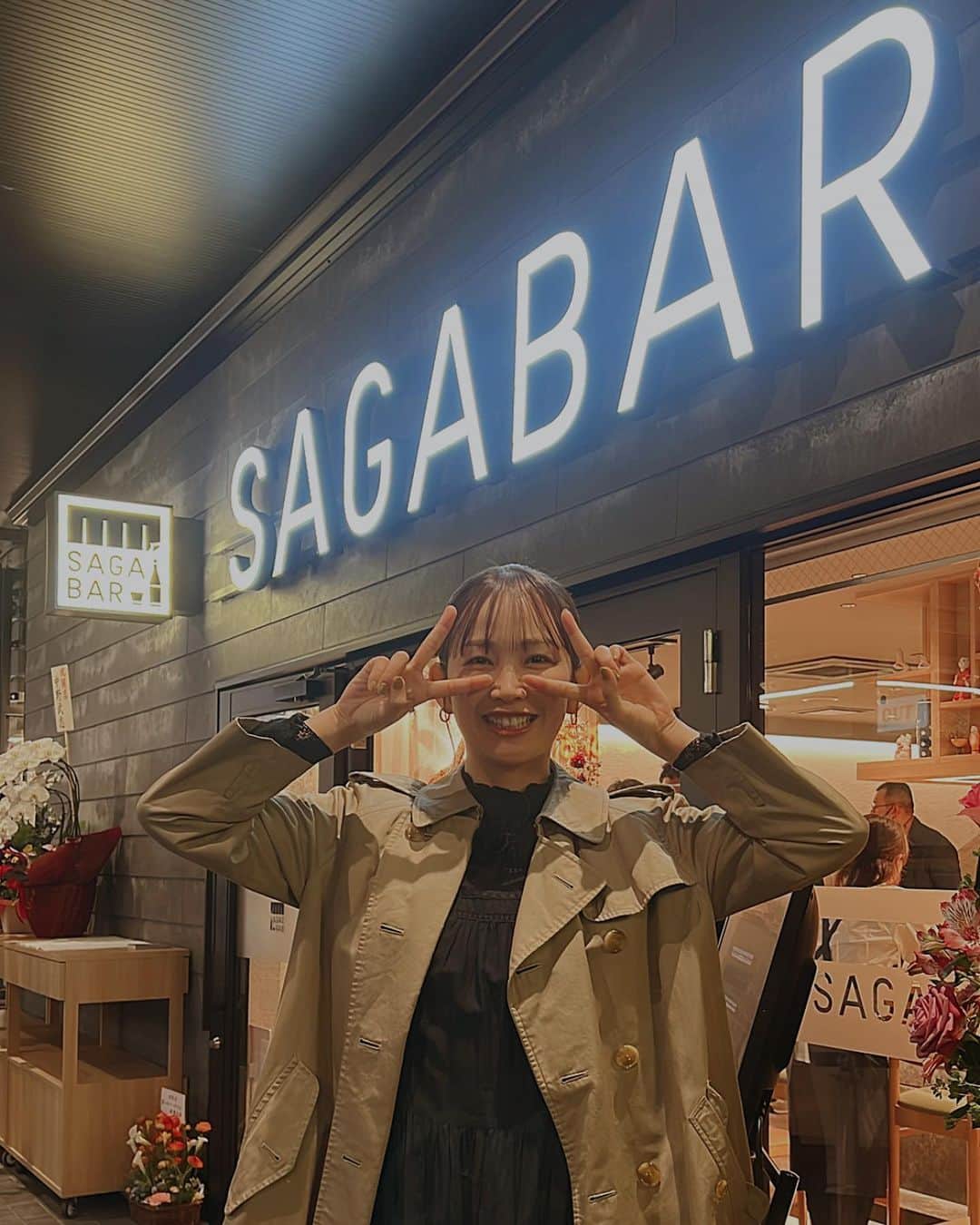 中上真亜子のインスタグラム：「オープンしたばかりのSAGA BAR🍶  佐賀駅高架下に出来たサガハツの中にあるSAGA BAR🍶 そのオープニングセレモニーに 山口佐賀県知事と馬場佐賀酒造組合会長と 出席させてもらい そして呑ませてもらったよう🍶🍶🍶  佐賀県内の24の酒蔵のすべてがここで呑めるし(日によるみたいだけど) 、副島モウさんプロデュースのフードも 本っ当に美味しい🤤 そしてスタッフもびっくりしてたけど リーズナブルなの🫨  佐賀の方はもちろん、他県の方も駅直結だし おしゃれな空間だし 是非とも遊びに行ってみてください☺️  そして5/4の17時からはここのサガハツで酒トークショーもあるので 遊びに来てくれたら嬉しいです🥹 そのあとSAGA BARにも行こうと思ってる🤪」