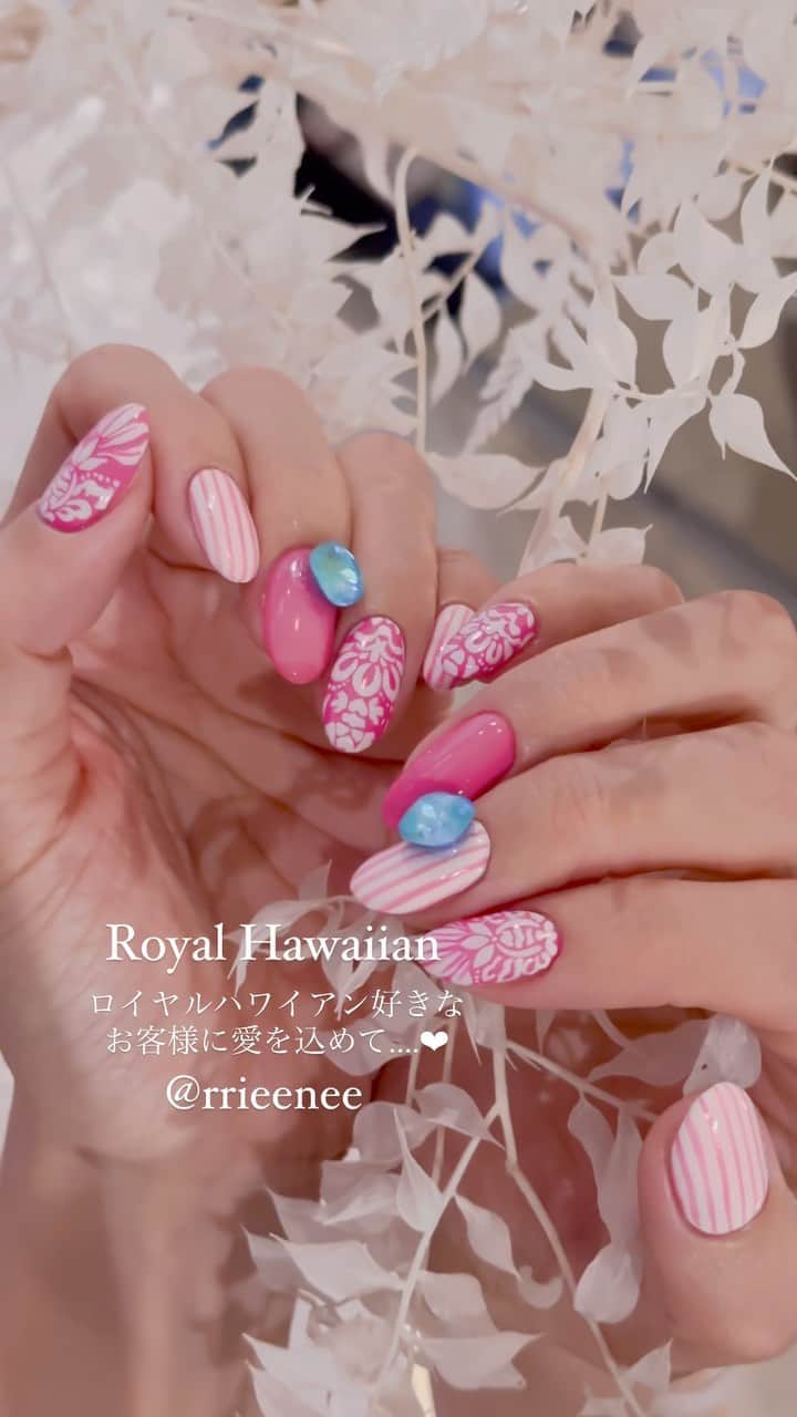 埜藤理恵のインスタグラム：「ハワイが大好きなお客様 ロイヤルハワイアンネイル❤︎ @royal_hawaiian   ホテルの部屋の壁紙を見ながら ネイルに♡ ぶっつけ本番だったけど なんとか描けてよかった笑←おい😂 クオリティと時間との戦い。 でも話したいこともたくさんある笑  オンリーワンなデザインで 喜ぶ顔が見れた時が幸せ💓  #ロイヤルハワイアン #royalhawaiian @royal_hawaiian  @royalhawaiianjp  □ Rie Nofujiプロデュース @tree01official エプロン 好評発売中  □ Renée professional brush シリーズ ＊オーバル ＊トップフレンチ ＊スマートフラット Renée web shop 全国ネイルディーラーにて発売中 プロフィールURLより飛べます  □ 店舗詳細 ⇩ 大阪府大阪市北区堂山町1-2 R&Eビル3階 am10:00〜pm20:00 JR大阪駅から徒歩7分 阪急梅田駅から徒歩7分 御堂筋梅田駅から徒歩7分  ご予約は サロンの公式LINEより受け付けております。 @rrieenee プロフィールURLより LINE飛べます。 LINEにて行き方動画も配信しておりますので ご参考くださいませ  #ロイヤルハワイアンホテル #ロイヤルハワイアンネイル」