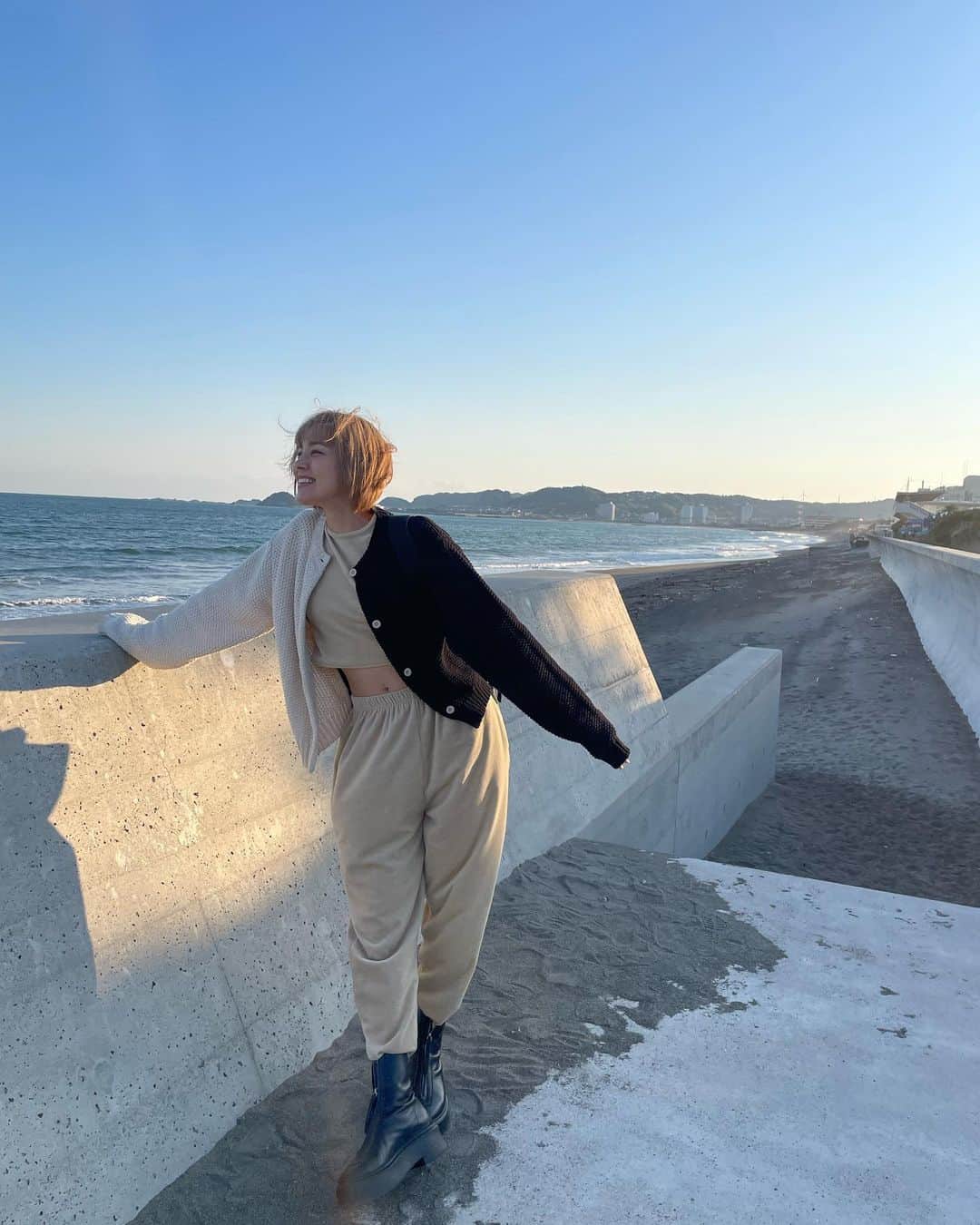 ステファニーのインスタグラム：「いつかの海。 風を浴びて、最高に気持ちよかった〜！ だんだん気抜いた顔になっていく私ですw #love #life #nature #3枚目お腹に跡ついてる」