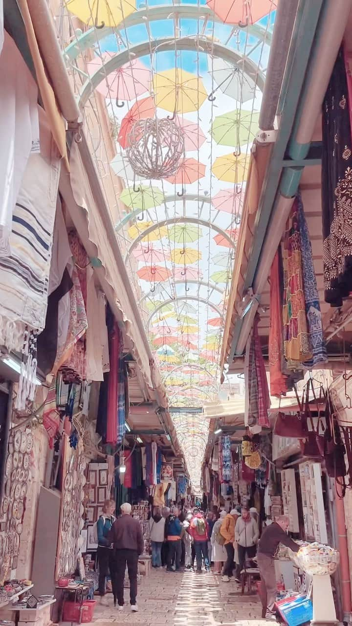 新田朝子のインスタグラム：「📍Walking into #oldcityjerusalem after rain 👣 My ordinary/extraordinary weekend here in JLM.  Have a lovely weekend dear friends♡  #jerusalem #livingmybestlife #livinglife #lifeinjerusalem #livingabroad #middleast #weekend #weekendvibes   #エルサレム #エルサレム旧市街 #旧市街 #エルサレム在住 #中東 #中東在住 #週末の過ごし方」