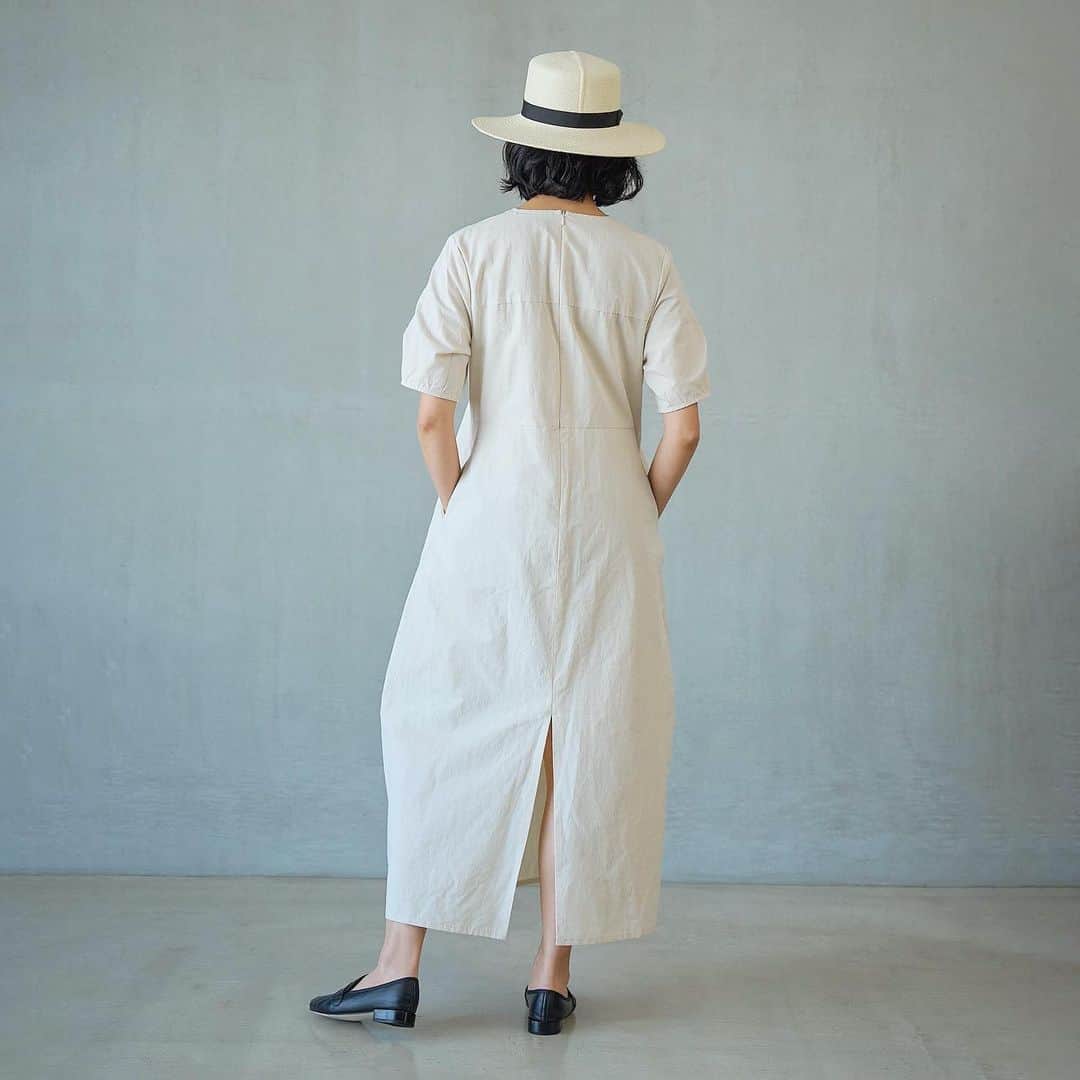 のインスタグラム：「U-neck onepiece  コットンリネンのヴィンテージのような表面感の生地をつかって、深めのUネックスリットを入れたワンピースをつくりました。  トップス部分はコンパクトに仕上げ、上半身でのホールド感を重視し、ウエストから裾までは袖のデザイン同様に広がってすぼまるフォルムになっています。 また、後ろのスリットを深く高めに入れることで、動きやすさも保ちました。  着丈はシンメのロングワンピースの定番丈の130cm。  小柄な方でもお直しのし易い裾の仕上げになっています。  一枚で決まるワンピースです。  Uネックワンピース 3色展開( オフホワイト・ブラック・チャコール) Mサイズの( 1サイズ展開 ) ¥35,000+tax  オンラインストアにも入荷しました。 シリーズにトップスとパンツがあります。」