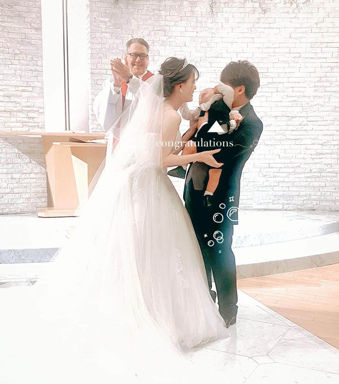 殿倉恵未のインスタグラム：「時差投稿にはなりますが、先日大好きなりんごちゃんの結婚式へ参列させて頂きました🕊‪𓂃 𓈒𓏸◌‬  姉さんとは先輩、後輩の関係だけじゃなく、プライベートも仲良くしてもらって、気付けば10年近く多くの時間を共有させて頂いたなと思います💞‬  ハートが熱くて、キャラが強烈すぎで、プロ意識を人一倍持ってる姉さんに沢山面倒見てもらって、いつも強気で前へ前へと出ていき、後輩が後ろ向きになろうもんなら、叱咤激励していた姉さんが  唯一、肩の荷を降ろして安心して笑える居場所ができたことを、いつも私達を引っ張っていってくれていたからこそ凄く嬉しく思ってます😌。  ずーっとずーっとその笑える幸せな時間を末永く過ごしてほしいです💗  改めて心からご結婚おめでとうございます🎊  この日は原ちゃん、れいちゃんとお着物着て行こーって約束して大成功だったよ👘 事務所の社長、マネージャー、後輩、お仕事関係の方に沢山お会いできて楽しくて幸せ溢れる式でした⸜🙌🏻⸝‍  愛溢れる素敵な式に招待して頂き、ありがとうございました🩷🌿 ･ #結婚式#congratulations#wedding#weddingdress#happy#mayyoubeforeverhappy#forever#」