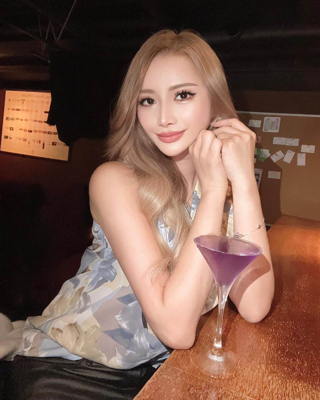 Chikoのインスタグラム：「カウンターでしっぽり🥀🩷」