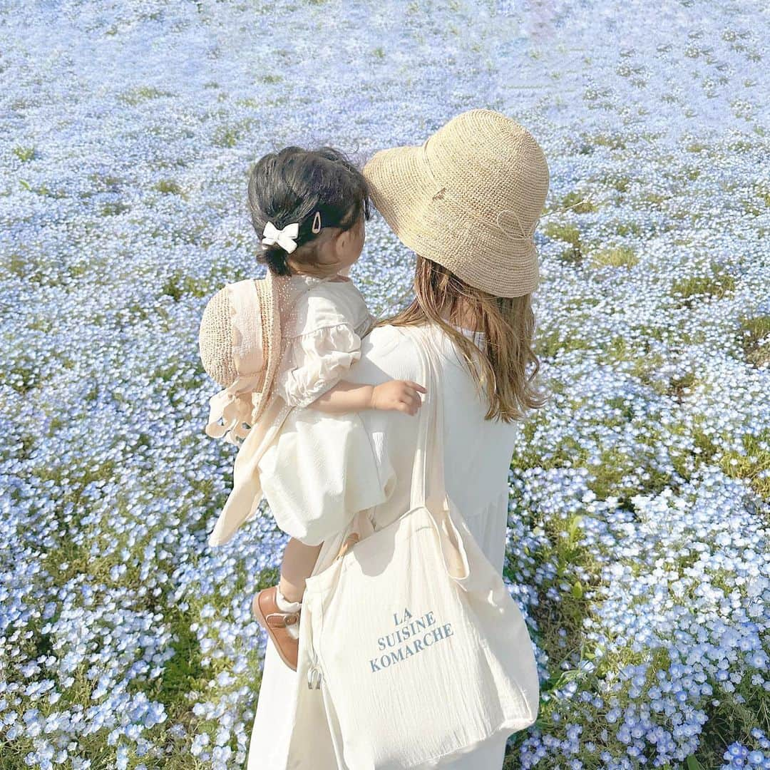 chocoさんのインスタグラム写真 - (chocoInstagram)「** ㅤㅤㅤㅤㅤㅤㅤㅤㅤㅤㅤㅤㅤ 昨日はネモフィラ💠💠 ㅤㅤㅤㅤㅤㅤㅤㅤㅤㅤㅤㅤㅤ お花畑だったので娘と白ワンピ×👒リンク♡ 娘は突然帽子拒否であんまり被ってくれず（笑） ㅤㅤㅤㅤㅤㅤㅤㅤㅤㅤㅤㅤ ㅤㅤㅤㅤㅤㅤㅤㅤㅤㅤㅤㅤㅤ ワンピはしまむらコラボのです🫶🏻💕 袖のたっぽり具合とシルエットにこだわって ボリュームがあるけど胸下切り替えなので すっきり見えるシルエットに☺️ 生地も楊柳なので1枚でも可愛く夏でも涼しげです♡ (カラバリはivory/beige、サイズM/L展開)  ㅤㅤㅤㅤㅤㅤㅤㅤㅤㅤㅤㅤㅤ 昨日の投稿にたくさんコメント、メンションなど 本当にありがとうございます🥲♥️涙 ㅤㅤㅤㅤㅤㅤㅤㅤㅤㅤㅤㅤㅤㅤㅤㅤㅤㅤㅤㅤㅤㅤㅤㅤㅤㅤㅤㅤㅤㅤㅤㅤㅤㅤㅤㅤㅤㅤ リールとかも載せたいと思っているのですが 果たして5/3に間に合うか、、！！！ 編集頑張ります🙆‍♀️❤️‍🔥 ストーリーでもおすすめポイントたくさん 載せていくのでぜひチェックしてください☺️ ㅤㅤㅤㅤㅤㅤㅤㅤㅤㅤㅤㅤㅤ ㅤㅤㅤㅤㅤㅤㅤㅤㅤㅤㅤㅤㅤ ㅤㅤㅤㅤㅤㅤㅤㅤㅤㅤㅤㅤㅤ わたしの帽子は @muji_global です👒 娘のは @milkyland333 さんです♡♡ ㅤㅤㅤㅤㅤㅤㅤㅤㅤㅤㅤㅤㅤ  ㅤㅤㅤㅤㅤㅤㅤㅤㅤㅤㅤㅤㅤ ㅤㅤㅤㅤㅤㅤㅤㅤㅤㅤㅤㅤㅤ #ネモフィラ#ネモフィラ畑#舎人公園#親子リンク#親子リンクコーデ#リンクコーデ#麦わら帽子#しまむら#しまパト#ママコーデ#淡色女子#淡色コーデ#プチプラコーデ#低身長コーデ#大人カジュアル#choco_de ㅤㅤㅤㅤㅤㅤㅤㅤㅤㅤㅤㅤㅤ ㅤㅤㅤㅤㅤㅤㅤㅤㅤㅤㅤ」4月29日 19時43分 - choco__24_