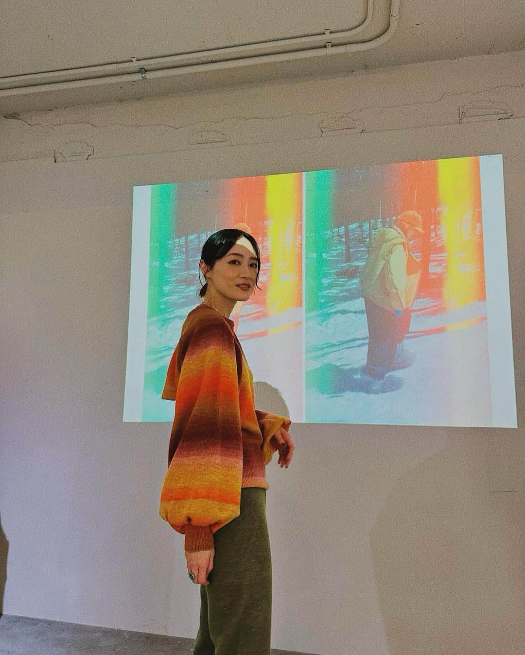 樹神さんのインスタグラム写真 - (樹神Instagram)「先日のHeRIN.CYE展示会にて。  ウォームカラーのボーダーニットはノースリーブとアームウォーマーがくるりんと一体化したデザイン。  シンプルなワッフル織りの肩コンシャスなニットはとてもタイプ♡  どちらも素敵でした。  #ヘリンドットサイ #展示会 #カジュアル #大人カジュアル #ニット #ニットコーデ」4月29日 19時43分 - kotamaofficial