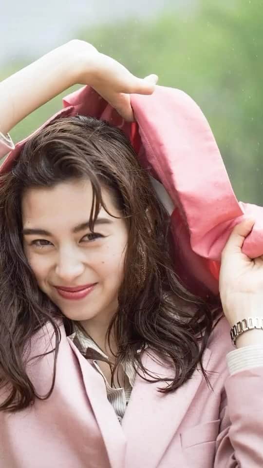 VOGUE GIRL JAPANのインスタグラム：「最終回のGIRL OF THE MONTHに登場した中条あやみとVOGUE GIRLでの思い出を振り返る🤍  19歳の初登場から7年。そこから見えたのは、10代の頃から変わらない温かなハートと、変化しならがら前進する彼女の強さ。  ロングインタビューはプロフィールのURLからチェックして→ @voguegirljapan 🫧  @nakajo_ayami  #中条あやみ #ayaminakajo #interview #voguegirl」