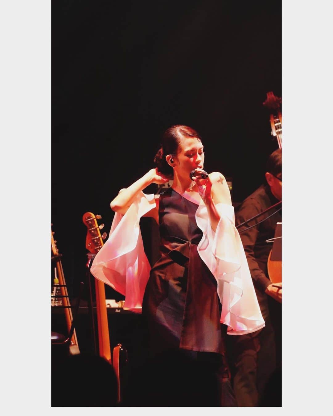 小柳ゆきのインスタグラム：「暖かくなってきて心地良い季節ですね。 皆様お元気ですか？😊  少々間が空いてしまいましたがビルボードのお写真をナニしますね。  まずは縦ver.から。  明日は躍動感溢れる横ver.をアップ‼︎します。 またみにきてね👋」