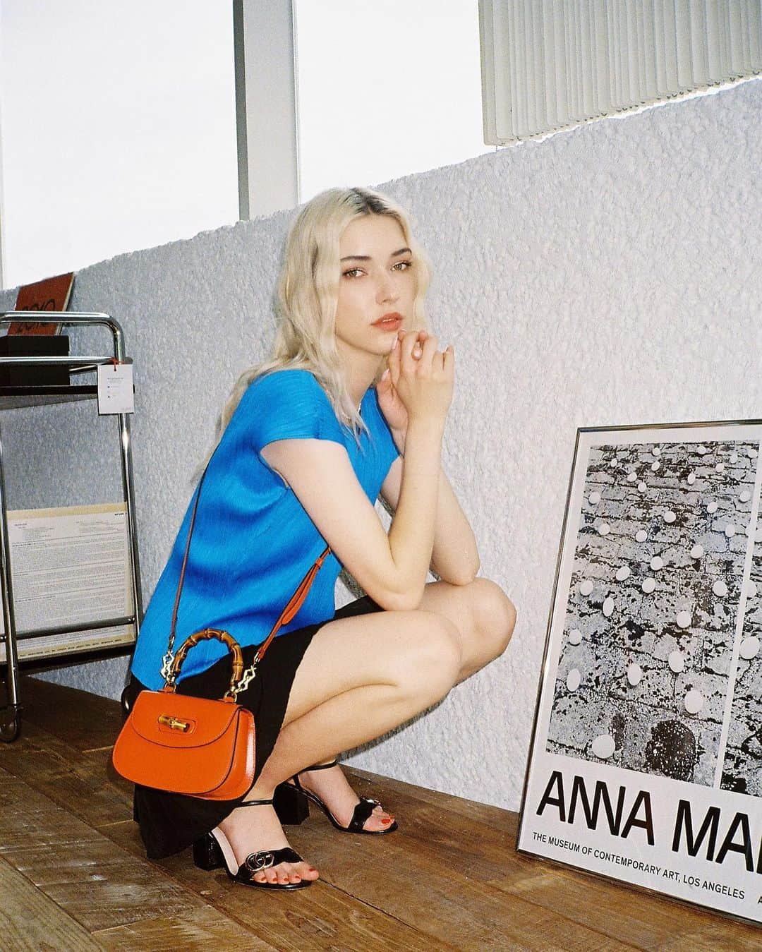 ステファニー・ミチョヴァのインスタグラム：「#광고 Who’s ready for summer? Adding color to my summer wardrobe with the new @Gucci Bamboo Bag 🧡💙🎞️ Fun Fact: Originally released in 1947 and now the iconic bamboo bag has been brought back in new colors, sizes and prints🧡💙#GucciBamboo1947」