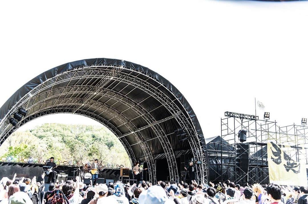 大貫みくのインスタグラム：「"ARABAKI ROCK FEST. 23" Mr.ふぉるてのサポートで出演しました！  空を飛んだり 目からビームだしたりしました🚀 景色が最高すぎてのびのび叩きました！ みてくれた皆さん、声かけてくれた皆さんありがとうございましたー！！  📷　@tatsuya.s」