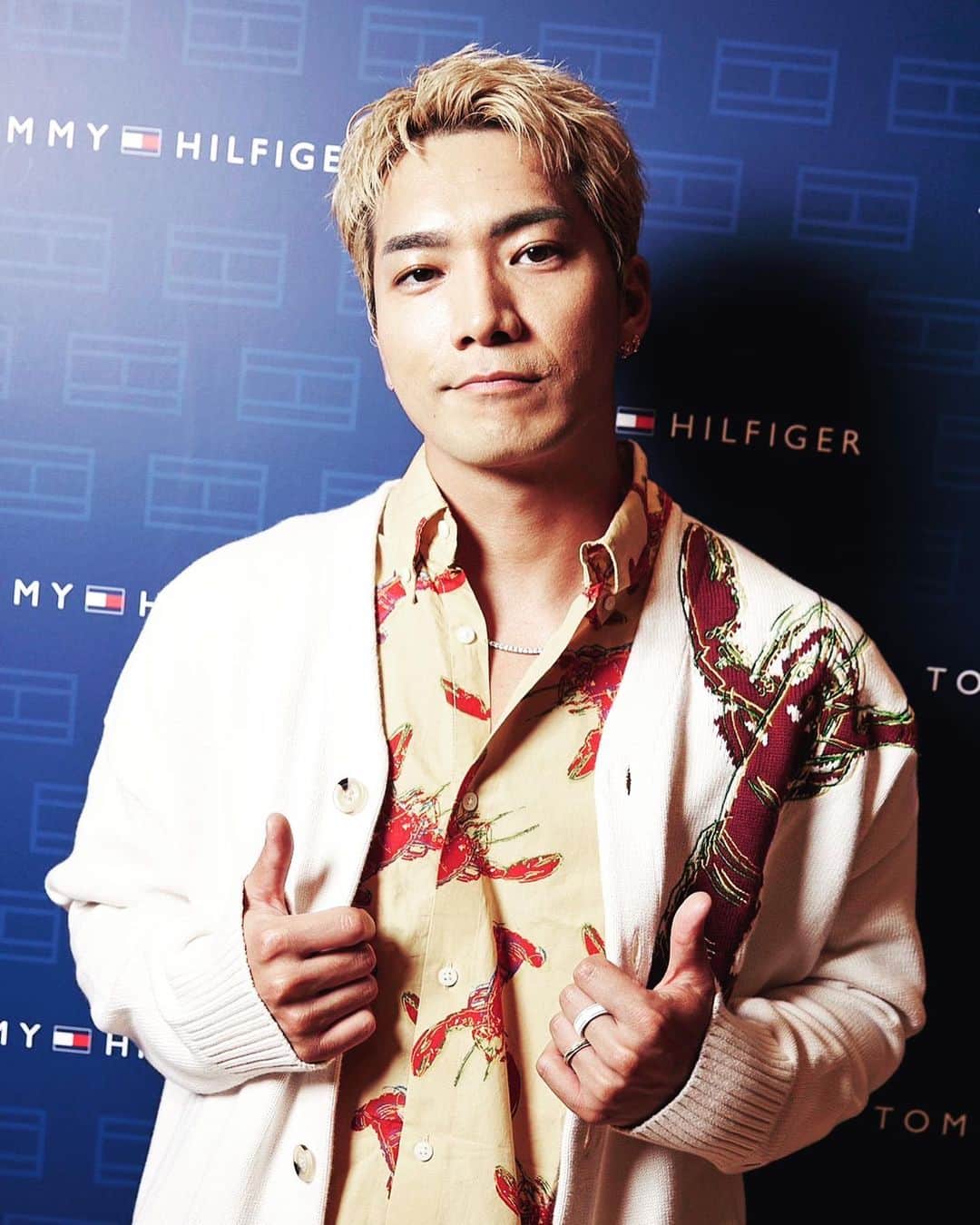 のインスタグラム：「wearing Tommy Hilfiger リニューアルオープンした Tommyの新店舗にお邪魔してきました🫡✨ Tommy Hilfiger x Andy Warholのシャツ好きー🤤  #TommyHilfiger #ClassicsReborn #表参道トミー前  @tommyhilfiger」