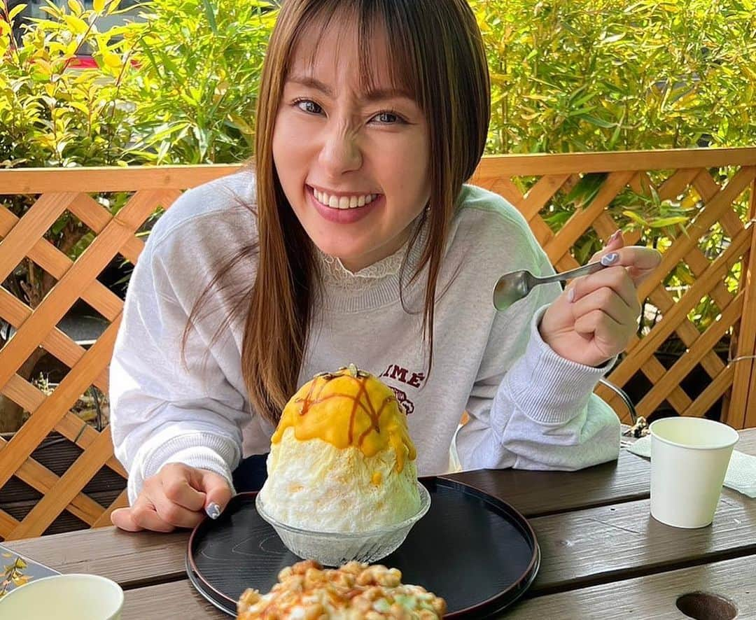 前田ゆうのインスタグラム：「あっつくなってまいりました😊‼️かき氷🍧の季節〜＾＾ってことできのうは、ゆったんとアスパラベーコのときにお世話になったさいとうpと3人でかき氷会🍧しました😁  しかしかき氷で検索するとどこもおいしそうで😋どこにいくか悩む悩む！！！笑  前からきになってた 雪うさぎが選ばれました🥳  ということでランチは上にある焼肉屋さんでランチ♡ 最高なハシゴ🪜しました♪ しかしね、ここの2階の焼肉屋さんペット可って書いてたの！！！🐶連れてきたらよかった🥲雪うさぎもテラスは🐶いけるみたいだし🐶連れにも最高なハシゴできるやん🤩 🐶つれてリベンジします❤️  かき氷はカボチャ🎃にしたよ❤️おいしすぎて正解😘 いや、ゆったんとさいとうぴが食べてるのもおいしかったから今度はちがうのもたべてみたい😋　　おすすめのかき氷屋さんあったら教えてください☺️」