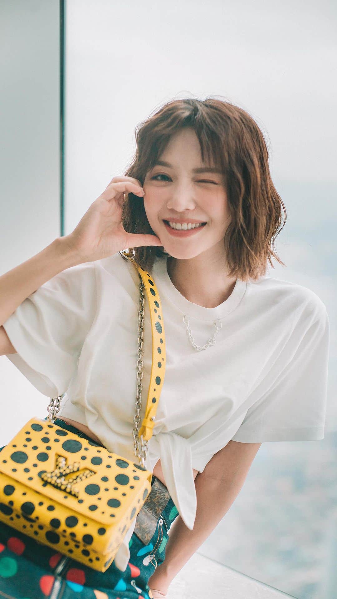 Elva Niのインスタグラム：「I’m ready!  The @louisvuitton prefall 2023 show  8點就要開始了！ 我會在首爾帶第一時間資訊回來 大家也可以在官網看直播和我一起體驗秀場魅力! #lvprefall23」