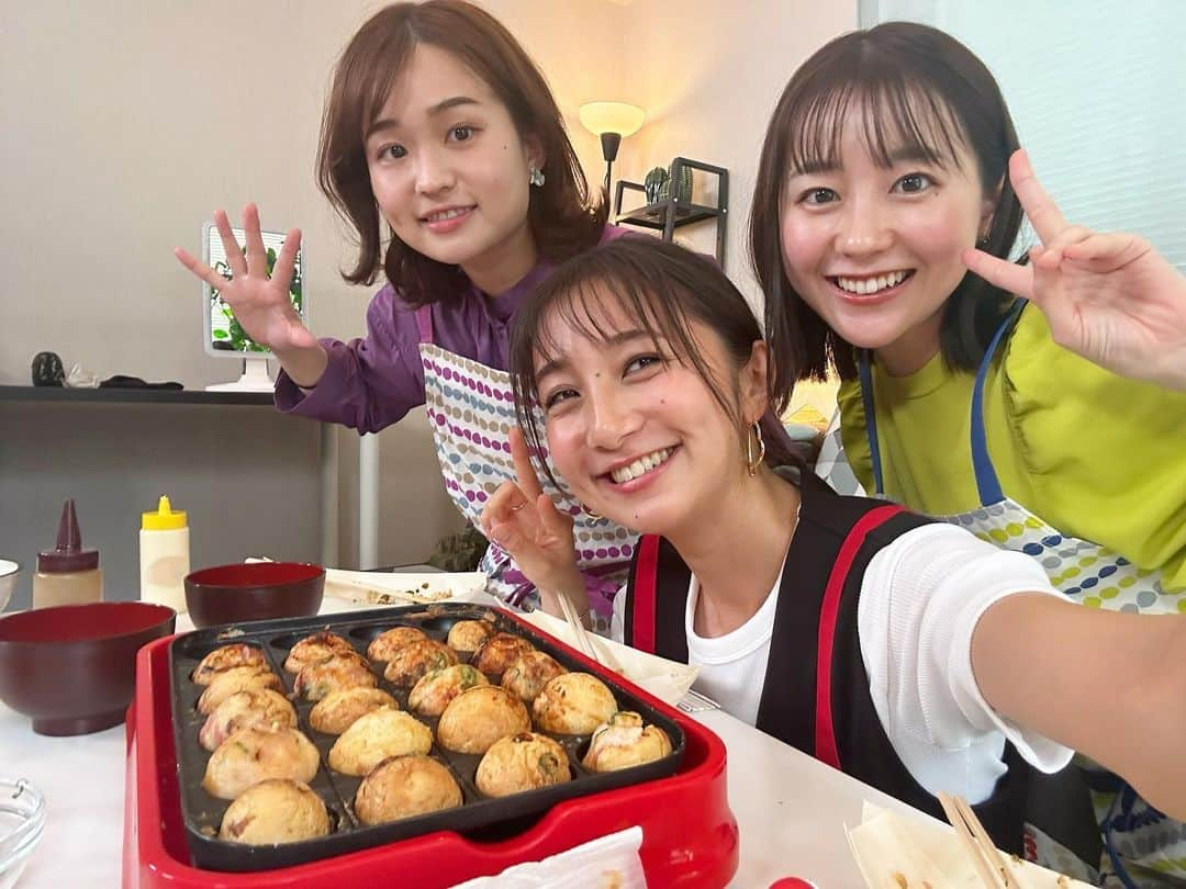 近藤夏子さんのインスタグラム写真 - (近藤夏子Instagram)「.   ３人でタコパ😍 　 大阪出身、若林師匠に習って パクパクいっぱい作って食べました💗 　 作りながら、食べながら あれやこれや話しております😳  いつもの私たちのまんま ３人が各々ペラペラペラペラ🤣 質問コーナーもありますよん  YouTube見てください✨ 　 　 #アナウンサーのゆるちゃん #同期 #タコパ」4月29日 19時52分 - kondokako0804