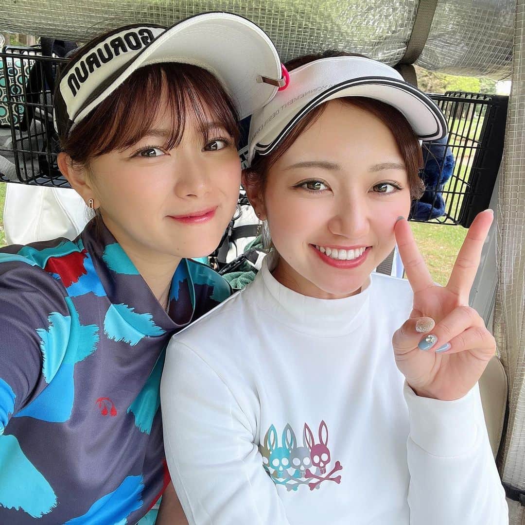 山内鈴蘭のインスタグラム：「みなみちゃん(@minamii_golf )と久しぶりにゴルフしたよ☺️🌸  可愛くて最強にゴルフ上手なみなみちゃん！今日もお強かった🥺  レギュラーティーから41.42で83の鈴蘭ちゃん☀️  去年練習していた事が、やっと今年成果として繋がってきてる気がする😭 最近のゴルフの中で一番手応えのあったゴルフだった！！  160ヤード以上のショットが安定してきた🔥  みなみちゃんと、練習ってすぐ成果が出るものじゃ無くて長い年月をかけて気づいたら実になってる事が多いよね！って話してたの😭  やってきた事は間違ってなかったね！って🥰  こうゆうお話が出来るお友達がいることに感謝だよ😭🌸🌸🌸  みなみちゃん！私の目標🥰 いつもありがとう！！！！  (目標の憧れな人なので気軽に連絡できなくて、意外な私の一面🥹笑)  #ゴルフ #ゴルフ仲間 #ゴルフ女子 #ゴルフスイング #ゴルフ動画 #バンカーショット #ゴルフ好き #ゴルフウェア #gorurun #ゴルフ好きな人と繋がりたい #船橋カントリークラブ #千葉県ゴルフ場」