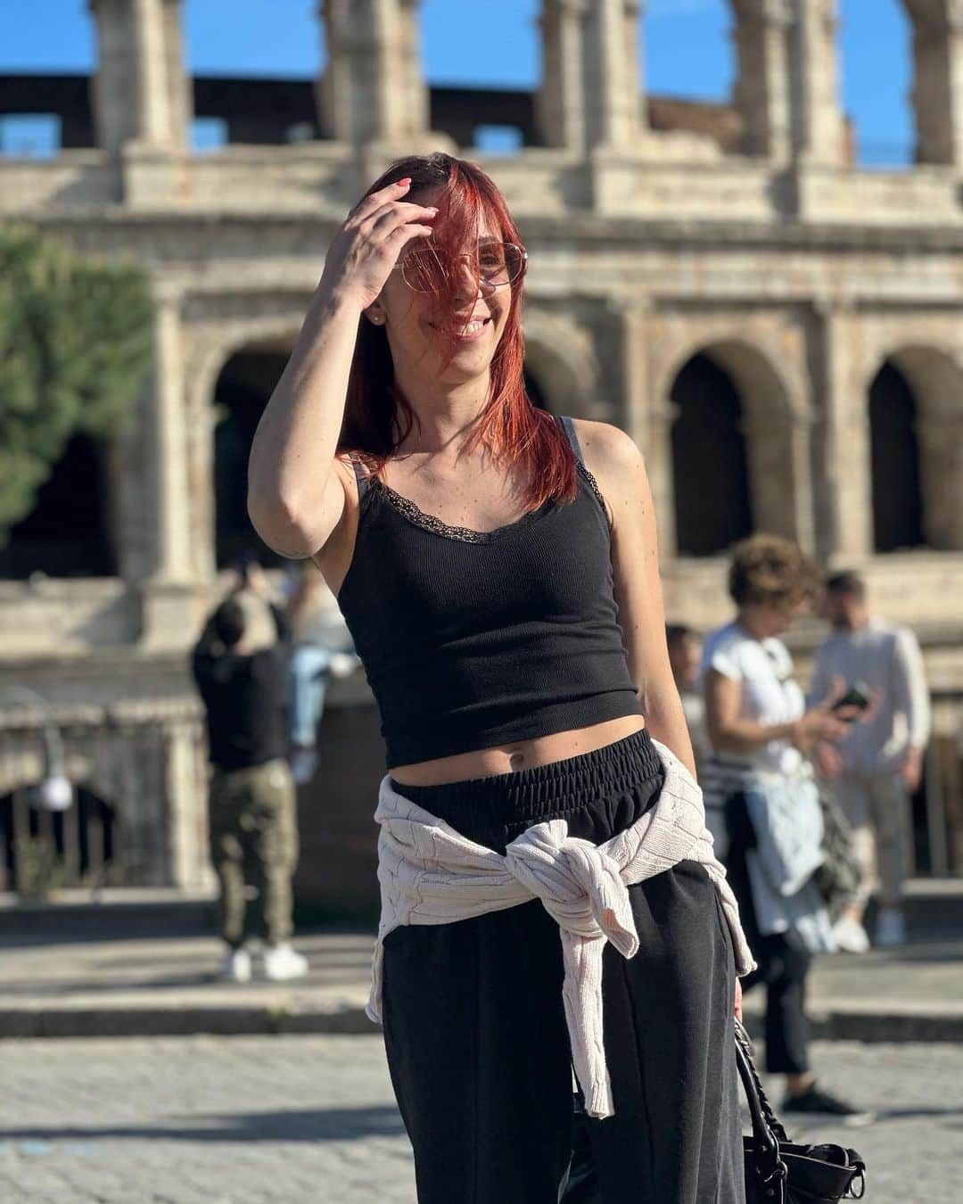 ニコーレ・デラ・モニカのインスタグラム：「Sunny days ☀️🥰 #rome #colosseo #roma #italy #italia #italytravel #sun #sunnydays #weekend #love #happiness #smile #coliseum #madeinitaly #redhead #redhair」