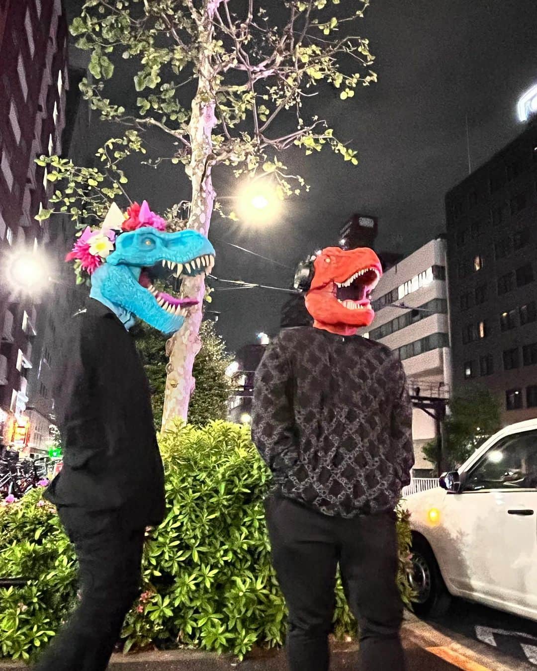 大地洋輔のインスタグラム：「なんだこれ！？！？  ザウルスが2頭！？ いや2匹！？  DJザウルスとバンドザウルス の共演！！！  スゲーカッコいい🦕🦖🦕🦖  #DJザウルス #バンドザウルス #DJダイノジ  @japanesehandsome」