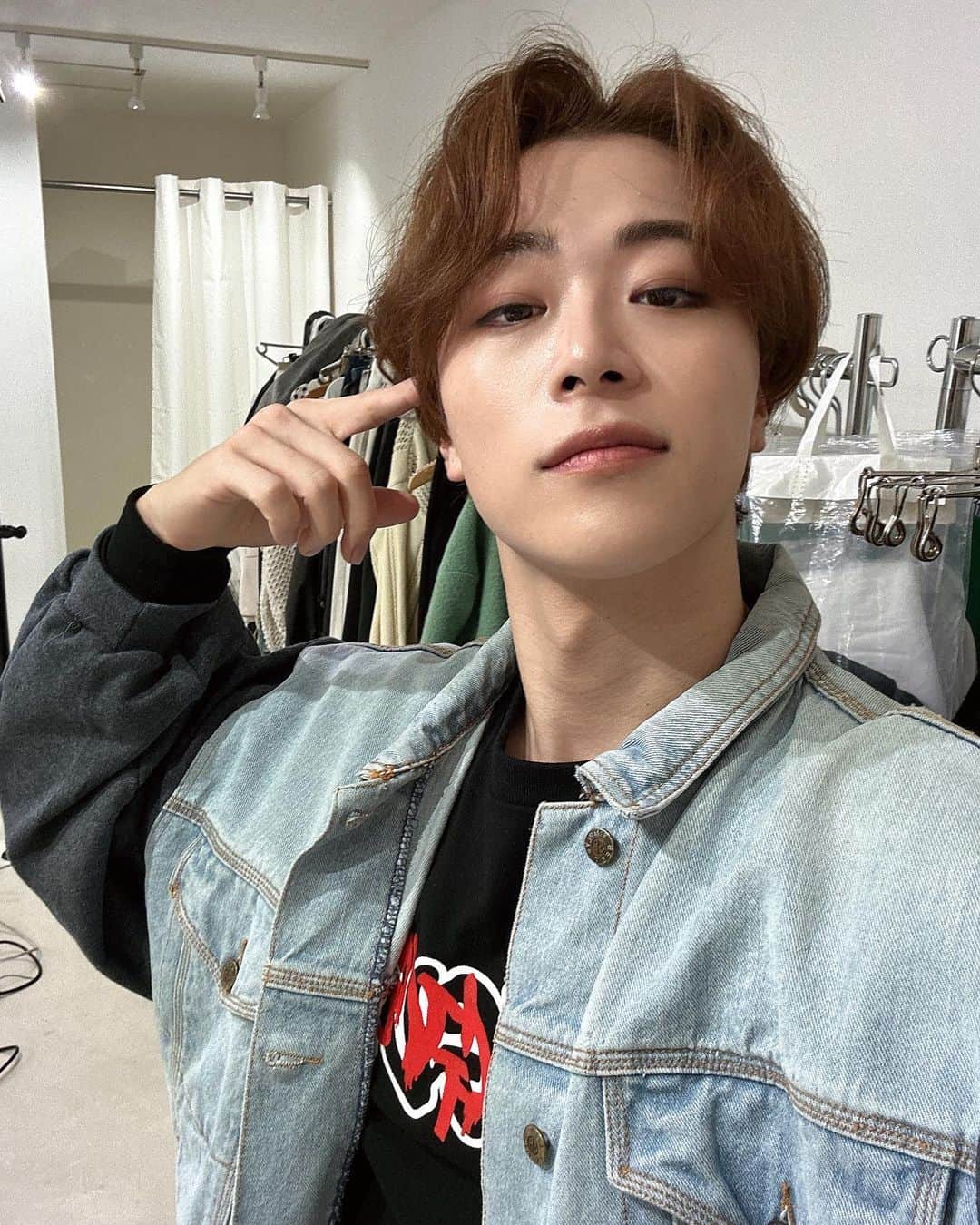 MINATOのインスタグラム：「. SPINNSさんとコラボさせて頂きました！ ・ロングTシャツ  ・スマホショルダーストラップ ・ランダム缶バッチ の3つアイテムがあります🤩 そしてそして、 5/3 SPINNS SHIBUYA 109店 と 5/20 SPINNS 大宮アルシェ 店 にてイベントを開催いたします！ 詳細はbugvelのオフィシャルサイトか SPINNSさんのサイトにてチェックして下さい！」
