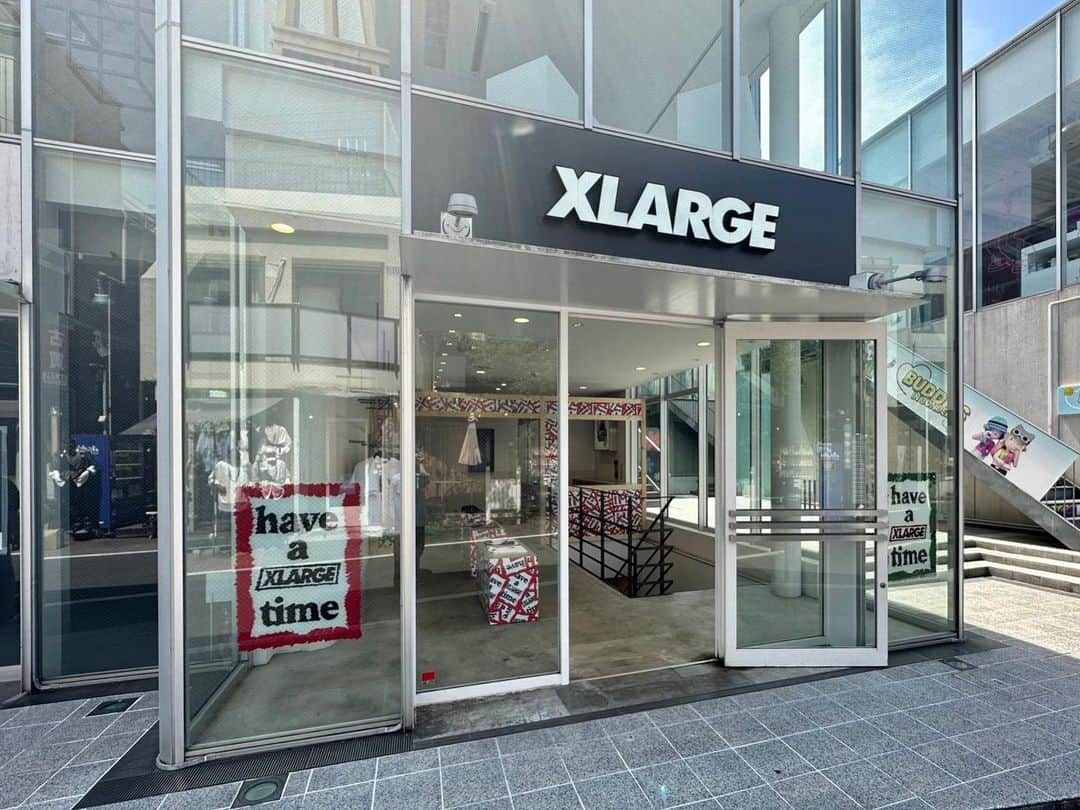 エクストララージさんのインスタグラム写真 - (エクストララージInstagram)「4.29.sat XLARGE×have a good time  日本のみならず世界中のストリートヘッズから支持を集めている気鋭ストリートレーベル「have a good time(ハブ ア グッド タイム)」。 中目黒に構えるショップには、オリジナルブランドの展開と、オーナーによって厳選された書籍、音楽、アート、おもちゃ、洋服などを独自のセレクトを取り揃え、ここでしか触れることができないタンジブルな情報が詰まっている。  XLARGEは、今シーズン、have a good timeと初のタッグを組み、カプセルコレクションを発表する。 今回、XLARGEとのコラボレーションの為に描き下ろされたレッドとグリーンのhave a good timeのフレームロゴを配したコレクションは、Tシャツやショートパンツをはじめ、ハット、バックパック、AirPodsケース、ウォレット、ポーチ、さらにボックス入りステーショナリーセットがラインナップ。  日本国内のXLARGE、XLARGE/X-girl全店舗(※アウトレット店舗除く)と、オンラインストア「calif」「ZOZOTOWN」にて、4月29日(土)12:00に発売決定。  - XLARGE×have a good time L/S TEE - XLARGE×have a good time S/S TEE - XLARGE×have a good time TIME SHORT PANTS - XLARGE×have a good time BUCKET HAT - XLARGE×have a good time BACKPACK - XLARGE×have a good time AIRPODS PRO CASE - XLARGE×have a good time WALLET - XLARGE×have a good time FLAT POUCH - XLARGE×HAVE A GOOD TIME STATIONERY BOX  have a good time 東京のクルーにより創設されたスケートカルチャーを含む様々なサブカルチャーを背景に持つストリートレーベル。 世界中の面白くてかっこいい物、衣類、本、おもちゃ、アクセサリー等をいち早く取り揃えてご紹介するセレクトショップでオリジナルブランドを展開している。  詳細は、プロフィールリンクをクリック。 #xlarge #xlargejp #エクストララージ #haveagoodtime #ハブアグッドタイム」4月29日 19時55分 - xlargejp