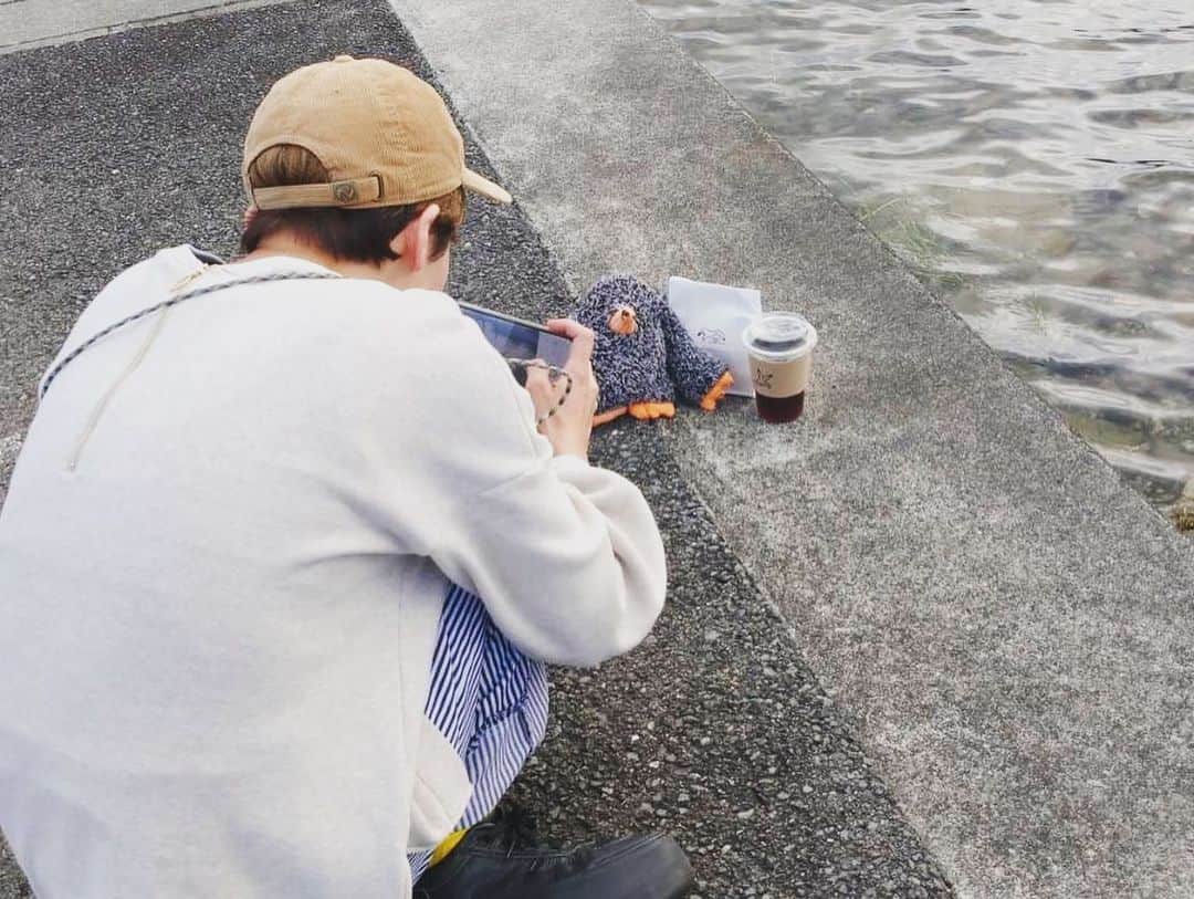 福岡晃子さんのインスタグラム写真 - (福岡晃子Instagram)「もぐみ&親友と @lingonberrycoffeestand のコーヒーを嗜みに。 もぐみの撮影をしれっと撮影されていた。 コーヒーとレモンケーキ、美味しくて感動した。 #徳島グルメ」4月29日 19時55分 - akikofukuoka_oluyo