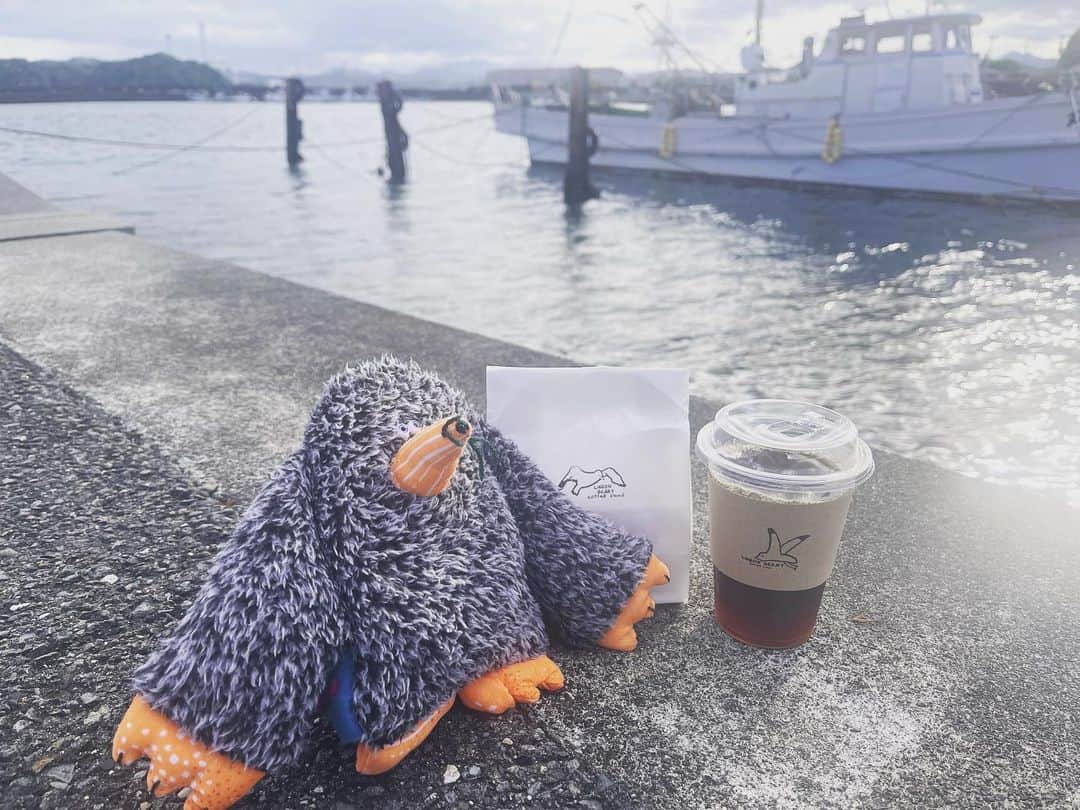 福岡晃子のインスタグラム：「もぐみ&親友と @lingonberrycoffeestand のコーヒーを嗜みに。 もぐみの撮影をしれっと撮影されていた。 コーヒーとレモンケーキ、美味しくて感動した。 #徳島グルメ」
