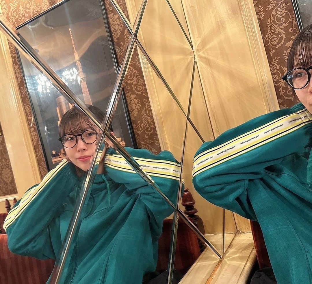 岩佐美咲のインスタグラム：「メガネにジャージの陰キャコーデ。　　　　　　　　　　　　　　　　　　　 やけにしっくり来る🤓　　　　　　　　　 　　　　　　　　　　　　　　　　　　　　 #ジャージ #めがね #メガネ #眼鏡 #伊達メガネ #喫茶店 #コーヒー #カフェ #インナーカラー #ボブ #すっぴん #ジーユー #ビューティフルピープル #gu #ootd #fashion #coffee #cafe #beautifulpeople」