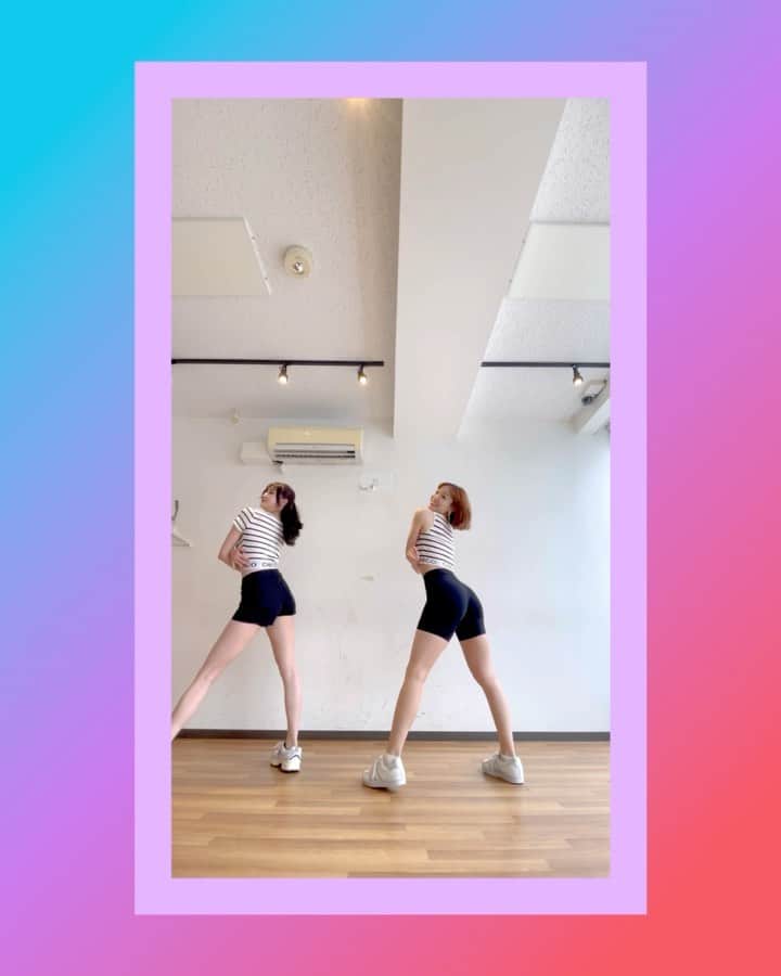 大久保聡美のインスタグラム：「これがリールか…!?  先輩と久々ダンス👯‍♀️🫧 @idaayakatan  なかなか私が丸くなったことを皆んなに信じてもらえないんだけど 信じざるを得ないほど、お腹のお餅を主張してしまう服を着ました🐖💕 見逃して🤗 先輩いつもありがとう😘  #ズームng  #たのしかった❤︎  #lesserafim  #pinkchan」