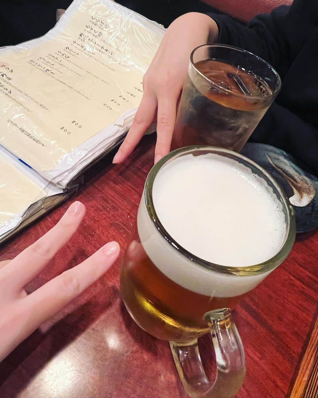 永岡怜子さんのインスタグラム写真 - (永岡怜子Instagram)「酒場探訪、椎名町編🍻  最近は美女とのサシ呑み率が ぐーんと上がっている35歳独身一般鍼灸師です。 単純に心の底から嬉しいです。 美女と呑む酒は格別美味い。  .  今回はイベント終わりに ミンミコちゃん @mikomiko967  が見つけてくれた 大衆酒蔵 北の誉さんへ🍶  店内ほぼ満席ながら運良く 滑り込みで入る事が出来ました👌🏻 活気があり地元の方で賑わっている印象。 ホテルの方もこちらのお店を紹介するそうです。  私の好きなお刺身もたくさん種類がありますし、 居酒屋さんではあまり見ないような お魚もあるのが嬉しいポイント。 鶏のたたきもカリカリの皮がついてきたり 焼き鳥も大正解すぎました✨  ピンピン焼きは初めていただきましたが これもまた美味しかった。。。 福井県発祥で、お出汁と擦った山芋の生地に タコやエビを入れて焼いたものだそう。 粗めに擦ってあるのか、山芋の粒の食感も また良いアクセントになっており 真ん中に卵が入っているという凶悪さ。 早速次の日におうちで作りました☺️笑  山芋といえばオリジン弁当さんの とろとろ山芋焼きも大好きなんですよね。 こちらは少しお好み焼きに近いですが。  山芋は滋養強壮、疲労回復、消化促進、 さらには美容やアンチエイジングにも良いとの事で 日々積極的に摂取しております。 とろろなど生でいただく方が効果的だそう。  .  今回、椎名町初上陸だったのですが ノスタルジックで風情のある街並みに 入ってみたくなる渋いお店が たくさんあってワクワクしました。 早急に椎名町はしご酒を企画する事にいたします✨  .  #酒乱のグルメ #たのしい隠居生活  #池袋居酒屋 #西池袋 #椎名町 #酒場放浪記 #鶏刺し #焼鳥 #ビール女子 #ビール部 #女子会 #女子飲み #飲酒タグラム #美食 #美食推薦 #美食日記 #japanesefood #japanesefoodlover #izakaya #beerlovers #beerstagram #yakitori」4月29日 19時56分 - nagaoka_reiko