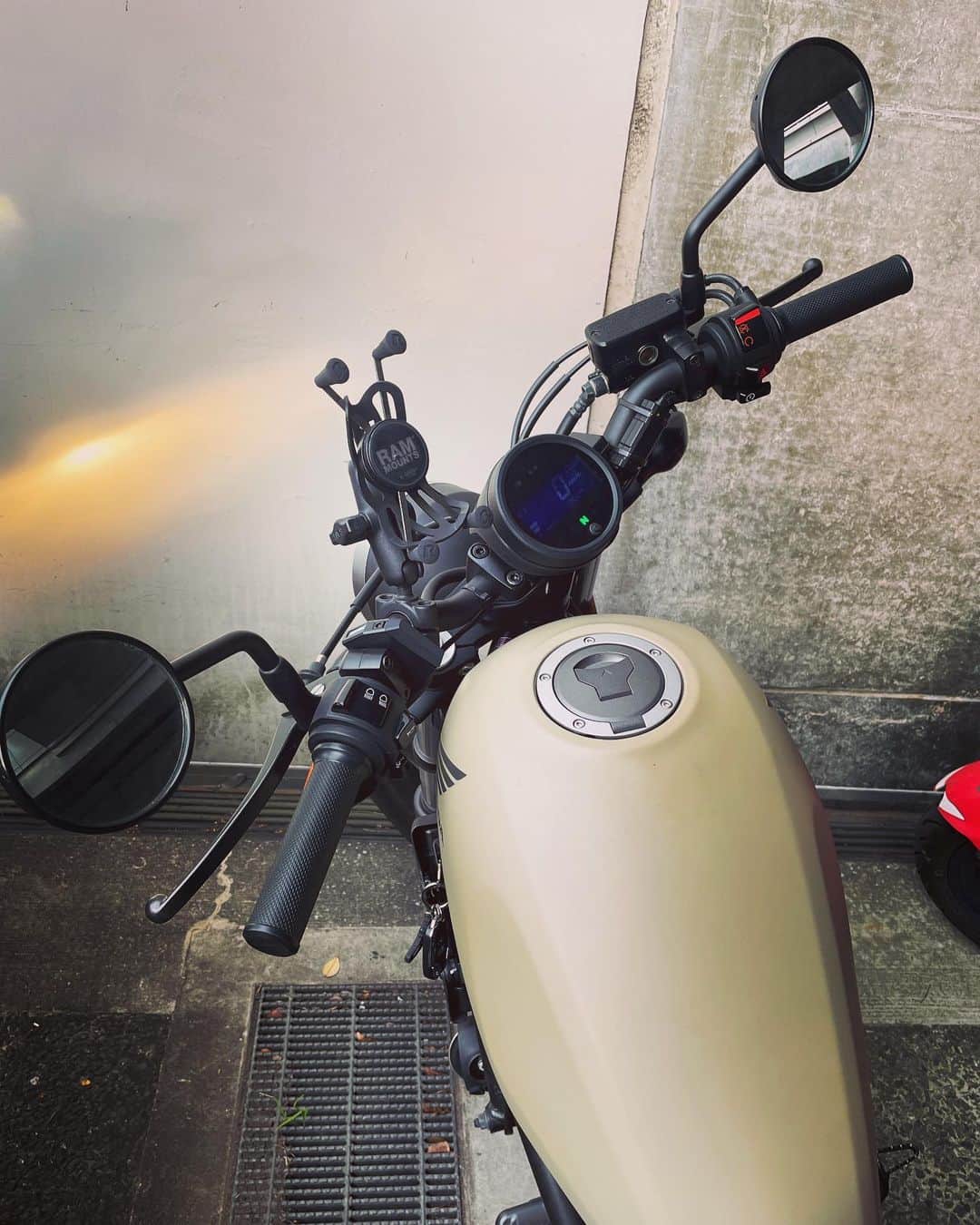 指出瑞貴さんのインスタグラム写真 - (指出瑞貴Instagram)「🏍️🇯🇵⚽️🏝️ I went to soccer game in #nissanstadium .  やはりスポーツは生観戦が1番いい⚽️🩷 やや風が強かった〜 良き夕方活動だったなぁ  #バイクで来た #まじ卍 Bullちゃんを愛でた日 #レブル250 #rebel250 #honda #hondago」4月29日 19時56分 - sashidemizuki