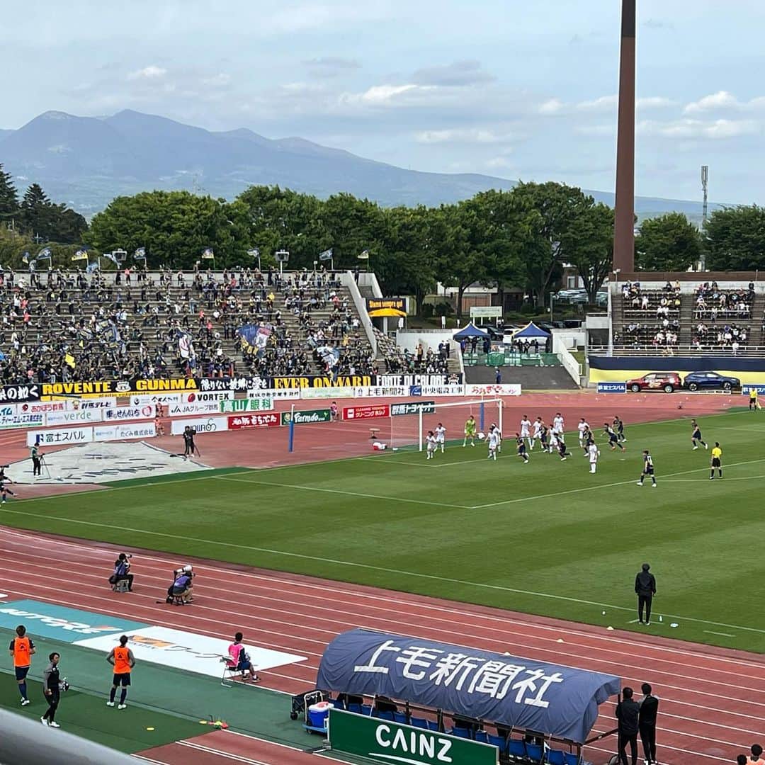 のインスタグラム：「⚽️ 群馬 2-1 甲府 ＋3💪🔥✨  ザスパが見事な逆転勝ーーーーー利！  これが「上位対決」というものなのでしょうか… お互いにハードワークの熱戦でしたが、最後まで気持ちを切らさずに戦い抜いたザスパが、勝ち点3をゲットしました！！  シーズン初めに、白石選手が「勝てば自分たちのサッカーが間違っていないという自信に繋がる」と話していました。 今シーズンのザスパは、選手の皆さんの、積み上げた自信と熱い気持ちがヒシヒシと伝わり、試合終了のホイッスルの瞬間まで、スタジアムが一体となって勝利を信じ戦っているような気がします。 やっぱり気持ちって伝わりますよね。  そして今日は、甲府のサポーターさんの応援に、市民クラブのチカラを感じました。 甲府は、チームはもちろん、サポーターも手強かった！！  いやー面白い試合でした！！ ナイスゲーーーーム！  #ザスパクサツ群馬  #ヴァンフォーレ甲府  #J2 #サッカー観戦  #取材」