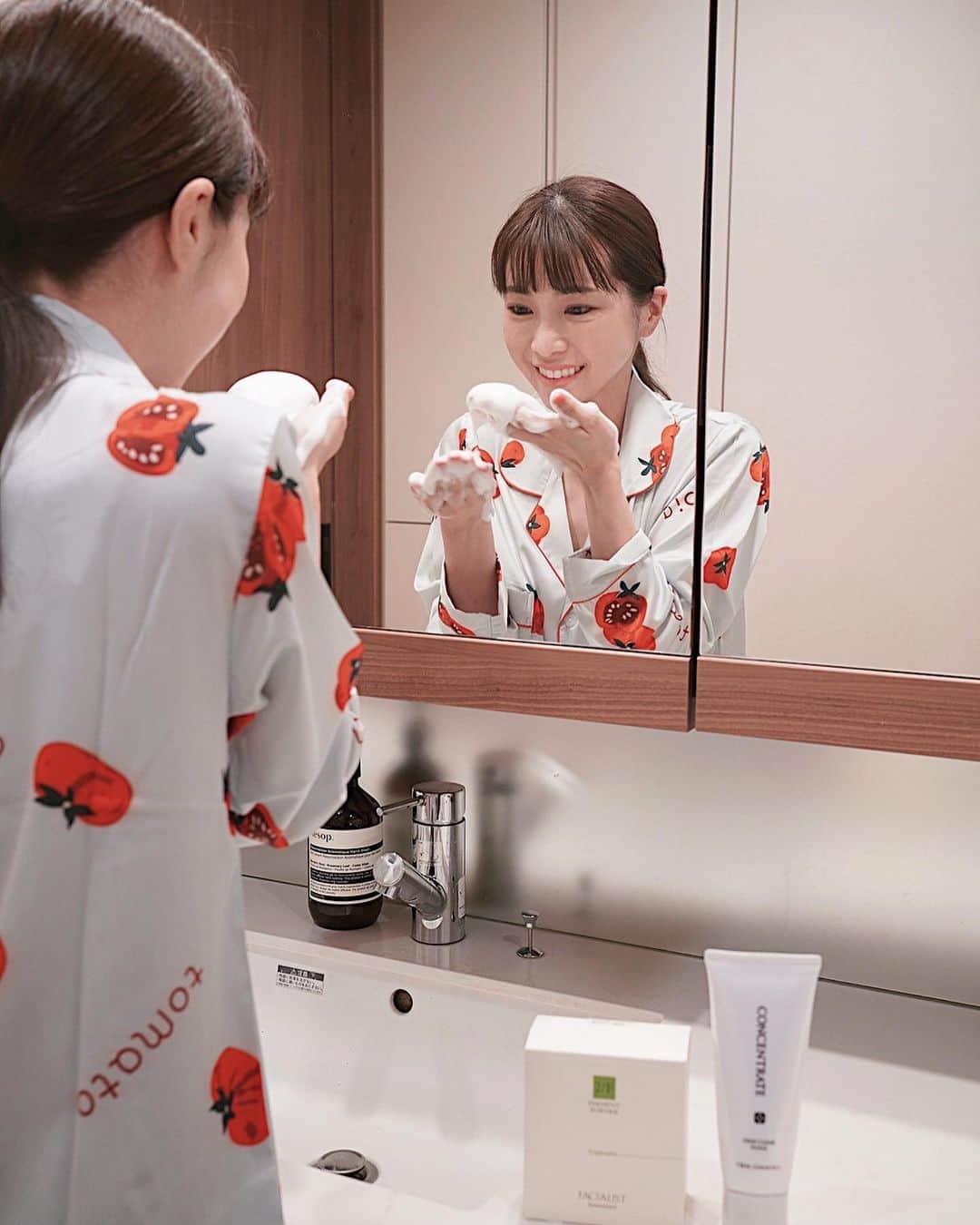 喜田彩子のインスタグラム：「⁡ ⁡ 私がよくお勧めしている シーボン.のフェイシャリスト ファーメントパウダーa🫧 使い始めてもう5年くらいになるかな...本当にお勧めです♡ ⁡ そして、先日久しぶりにくらいにシーボン.の 【サロンケア】を受けに行ってきました！！ ⁡ ⁡ 前回のデータも残っているので、前のお肌と比べることができ しかも、前回よりもお肌が良くなっていて 日頃のお肌のお手入れを褒めてもらえて嬉しかったよぉう！♡ ⁡ 東洋式フェイシャルケアは 美肌ポイントをオールハンドでケアしてくださり これがほんっとに気持ちよくていつも一瞬で寝てしまう 笑 ⁡ フェイシャルケアでは私も大好きなクレンジングクリーム 『フェイシャリスト トリートメントマセR（医薬部外品）』を 使うので、毛穴の奥の汚れもスッキリ！✨ いつも結構ビックリするんだよなぁ😅💦 ⁡ ⁡ 最後は肌悩みに合わせたパックをしてくださり 終わった後は明るくなった気が！！ やっぱりサロンでのフェイシャルケアは肌の変化にビックリ♡ ⁡ 今の私に合うスキンケアもGETしたので 引き続きお家でのスキンケアも頑張ろう☺️ ⁡ シーボン.のサロンケア（フェイシャルケア+肌解析）が体験できる 【トライアルプラン】が通常1500円のところ 500円（税込）で受けられる 予約コードがあるので気になる方は是非〜！！ ⁡ ⁡ 予約コード：【ka2304】 2023年6月末予約分まで @cbon_jp のプロフィールにあるURLから予約できます ⁡ ⁡ #シーボン #マイシーボン #トライアルプラン体験」