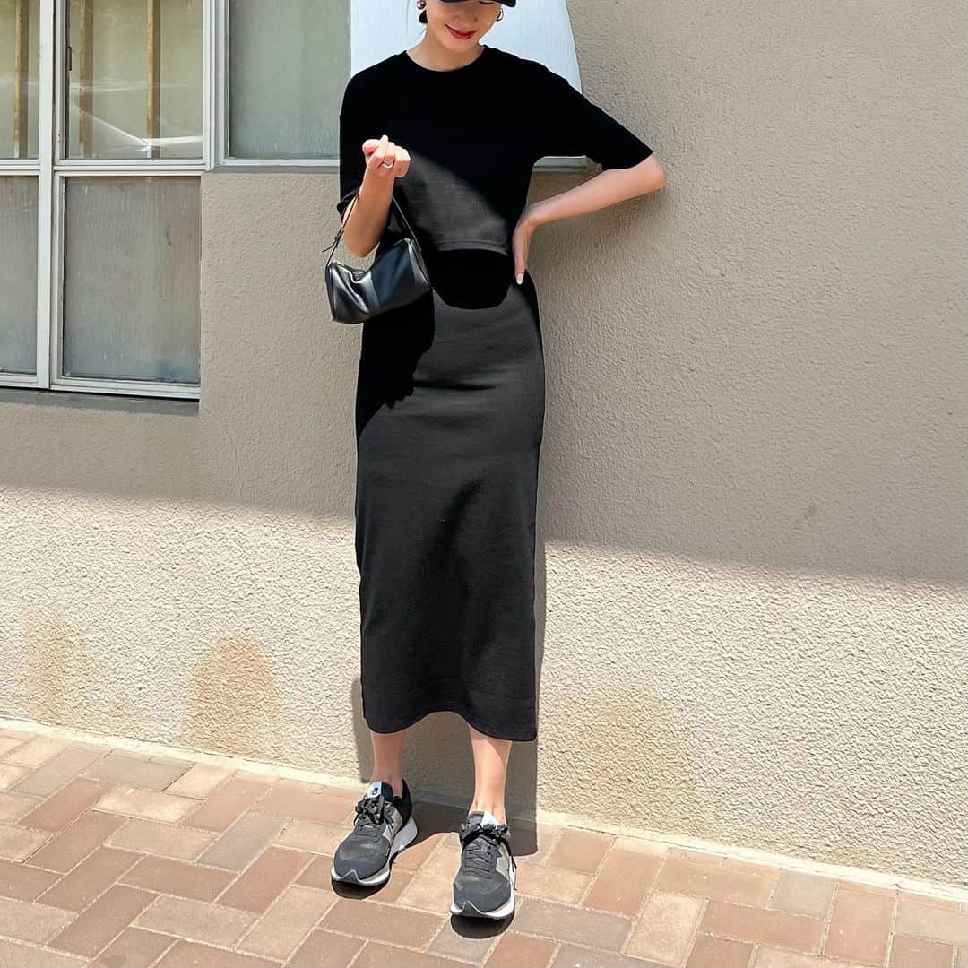 Nagiのインスタグラム：「リブトップスとリブワンピースのセット  どちらも別々でも着回ししやすいアイテム🥰使える  @kobe_lettuce の✨  onepiece. #kobelettuce  bag. #therow  shoes. #newbalance   . . #code#fashion#コーデ#ファッション#シンプル#シンプルコーデ#カジュアル#大人カジュアル#プチプラ」