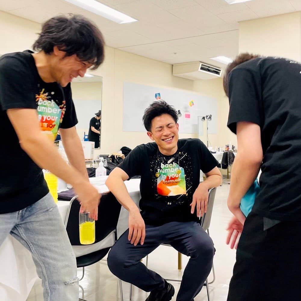 のインスタグラム：「楽屋に戻ってきて、一人ひとりと「お疲れさまでした！」と握手🤝 依与吏さんと和也さんの握手は、握手すると見せかけて「ぴゅーん👉」と人差し指を出してふざけてました。 最後まで3人で笑い合って無事ツアーを終えました！  #in_your_humor_tour_2023  #福岡PayPayドーム #backnumber  #bn_manager_diary」