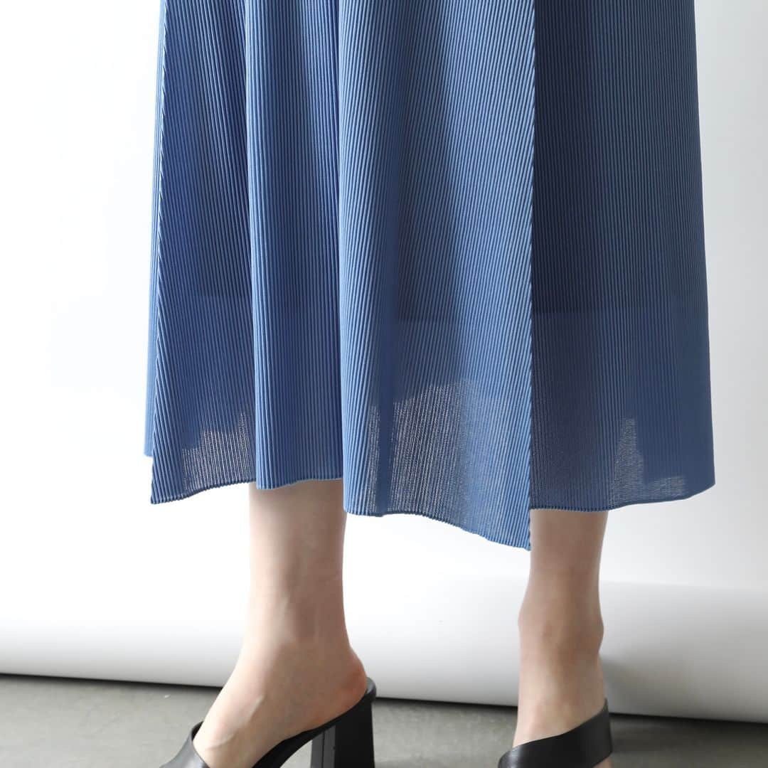 Factelier(ファクトリエ)さんのインスタグラム写真 - (Factelier(ファクトリエ)Instagram)「【NEW】信じられない軽さ＆見た目以上に動きやすい！アクティブプリーツスカートに新しいカラーが仲間入り . シーズンを問わず重宝するプリーツスカート。 . 暑くなる季節にはきたいのは、きちんと感がありながらも、軽くて柔らかくてストレスフリーな着心地……こちらはそんな願望をまとめて叶えてくれる1枚! スポーティなトリコット素材を使用したプリーツスカートです。 . 今年は爽やかなブルーが新たに登場しましたよ！ . . ＜特徴＞ ■重さはなんと約237グラム! 最軽量のトリコット素材を使用 . ■熟練の技術を要する こだわりの細やかなプリーツ . ■ウエストゴムで ストレスフリーなはき心地 . ■抜群のリラックス感で あらゆるシーンに対応 . . . ▶︎アクティブプリーツスカート color：ブルー、ブラック size：フリー price：¥17,600 . . ---------- 語れるもので日々を豊かに . ファクトリエはメイドインジャパンの 工場直結ファッションブランドです。 職人の情熱と最高の技術がつまった、 人に語りたくなるものを長く大切に 使ってもらいたい、そんな想いと共に 語れる本物をお届けします。 . ▽公式サイトはプロフィールのURLから @factelier . . #ファクトリエ #factelier #メイドインジャパン #日本製 #ベーシック #良いものを長く #クラフトマンシップ #語れるもので日々を豊かに #deai #プリーツスカート #軽いスカート #楽ちんスカート #涼しいスカート #トリコット」4月29日 20時00分 - factelier