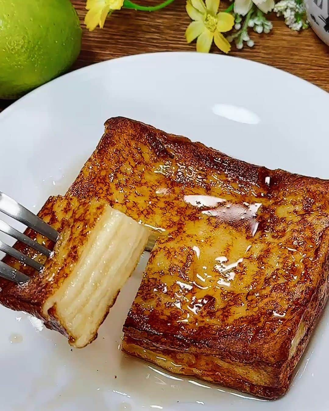 ひろまるのインスタグラム：「チーズたっぷり！ふわふわ香港フレンチトーストHong Kong French toast with plenty of cheese  パンとチーズを重ねて焼くと、いま香港で大バズりの美味しい香港フレンチトーストが作れます。 @hadimohdsallen さんの「Hong Kong French Toast」を参考にさせて頂きました。 メープルシロップをたっぷりかけるとチーズととても良く合って美味しいですよ。  You can make delicious Hong Kong French toast at home. If you put plenty of maple syrup on it, it goes very well with cheese and is delicious.  【材料】 サンドイッチ用食パン 5枚 スライスチーズ 4枚 卵　1個 牛乳　50ml 有塩バター 10g メープルシロップ 適量  【ingredients】 5 white bread 4 sliced cheese 1 egg 50ml milk 10g butter Maple syrup  【作り方】 ①サンドイッチ用食パンとスライスチーズを交互にはさみます。  ②器にたまごと牛乳を入れて良く混ぜて①を浸けます。  ③フライパンを弱火にかけて、バターをしいて②のパンの全面をこんがりと焼きます。  ④メープルシロップをたっぷりかけてどうぞ。  #フレンチトースト #サンドイッチ #簡単サンドイッチ #簡単レシピ #香港スイーツ #今日のおやつ #手作りおやつ #簡単おやつ #パンレシピ  #hiromarucooktv」