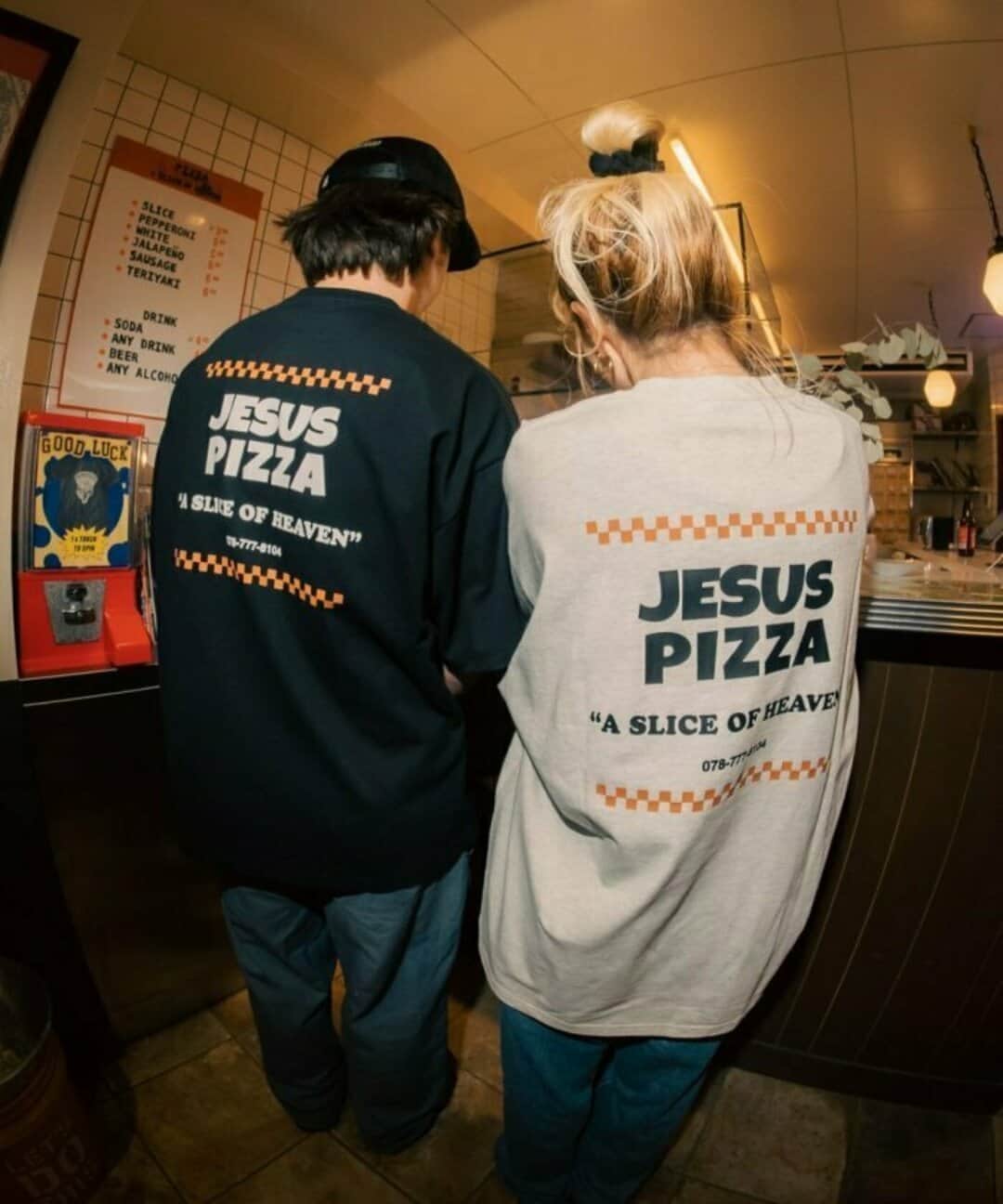 フリークスストアさんのインスタグラム写真 - (フリークスストアInstagram)「-JESUS PIZZA × FREAK'S STORE-  神戸の人気ピザショップ【JESUS PIZZA】とのコラボレーションTシャツが登場！ オレンジ色のチェッカーフラッグ柄を使用したオリジナルのグラフィックをプリントしたTシャツは1枚でもサマになります◎  JESUS PIZZA 別注 ビッグシルエット バックプリント クルーネックTシャツ【限定展開】 問い合わせ番号:1227248900449 価格:¥4,499(tax in) カラー:ホワイト/グレー/ブラック サイズ:S/M/L  ▶︎画像をタップして商品情報をチェック！  ≪開催中のキャンペーン≫ 🎉会員様限定10%OFFキャンペーンは5月7日まで🎉 さらに2,000円&1,000円のWクーポンも同時開催💨 ▶詳細はTOPページ( @freaksstore_official )のURLからNewsをご覧ください。  #freaksstore #フリークスストア #freaksstore23ss #freaksstoreofficial #freaksstore_men」4月29日 20時01分 - freaksstore_official