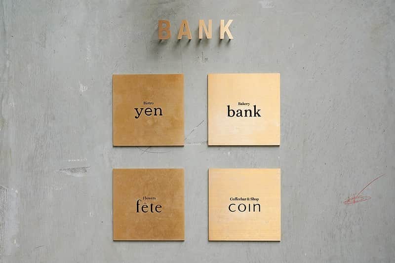 斉藤アリスさんのインスタグラム写真 - (斉藤アリスInstagram)「BANK @兜町 旧銀行跡にできた施設「BANK」へ💰 @bank_bakery_tokyo   かつては金庫だったため、 分厚いコンクリートの壁に囲まれ、 ずっしりと重厚な雰囲気を醸し出しています。 お札を模したショップカードもおしゃれ💸  施設にはビストロ、ベーカリー、カフェ、 フラワーショップが入っています💐 @fete_fl_tokyo   地下1階には、 カフェ兼インテリアショップ「coin」。 @coin_cf.sp_tokyo   カフェではパティスリー〈ease〉 の大山恵介シェフが監修した ケーキやマフィンをいただけます🍰  一番人気のキャロットケーキは、 マンゴーなどのドライフルーツと ナッツがたくさん🥜 このしっとり感、病みつき😍  📍Hanako.tokyoで記事にしました。 ストーリーハイライト「連載ハナコ」から 記事に飛べます。読んでね！  #兜町 #兜町グルメ #茅場町 #茅場町グルメ #茅場町ランチ #茅場町カフェ #kayabacho #kabutocyo #日本橋カフェ #日本橋 #日本橋グルメ #日本橋ランチ #nihonbashi #nihonbashicafe #tokyocafe #tokyo2023 #東京カフェ #東京カフェ巡り #japanesegirl #asianbeauty #お花カフェ #フラワーカフェ #flowercafe」4月29日 20時01分 - cafeali