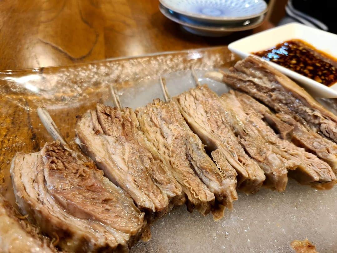 のインスタグラム：「『ゆでラムスペアリブ』  大久保駅の近くにある「小牧謡 羊湯館」ラム料理専門店！  ここのゆでラムスペアリブがめちゃくちゃ美味しかったです！ゆでなので柔らかくタレは角がある醤油のような感じで美味しい(*^^*)  #ラム専門店#大久保駅#小牧謡羊湯館#スペアリブ#ゆでラムスペアリブ#レギュラー松本#あるある探検隊#ラム#羊」
