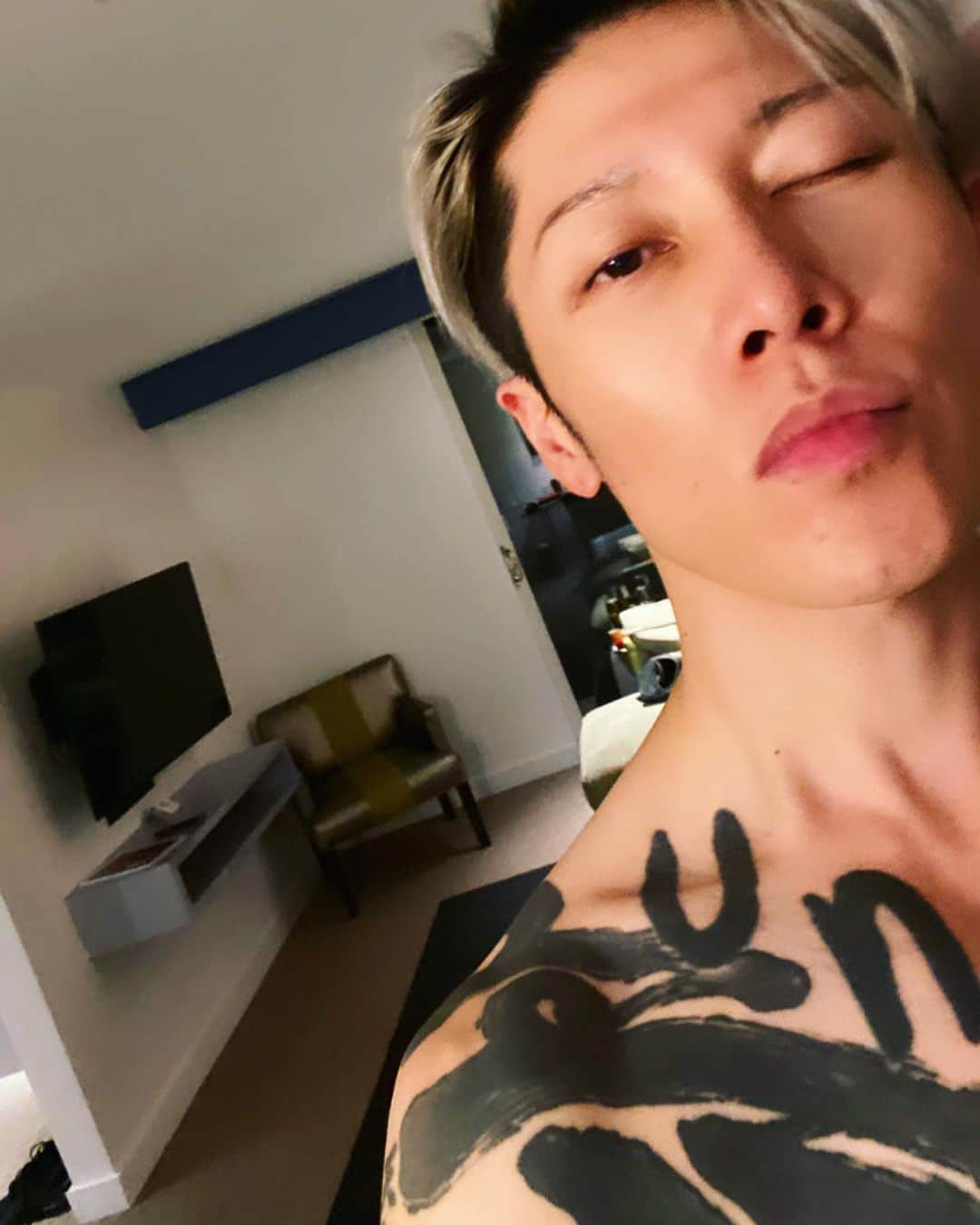 雅-MIYAVI-さんのインスタグラム写真 - (雅-MIYAVI-Instagram)「LA, April 2023 🌴  コーチェラでは大好きなジャクソンくんのパフォーマンスも見れたし、他もロザリアやラビリンスとか、一流のパフォーマンスも見れて、やっぱ刺激になるね。世界にはまだまだすげーやつがいっぱいて、オラわくわくすっぞ。  ひきつづき制作進行がんばります🫡」4月29日 20時11分 - miyavi_ishihara