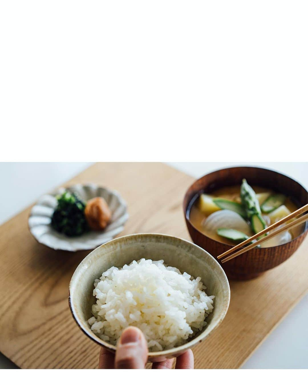 美紀さんのインスタグラム写真 - (美紀Instagram)「FOOD&COMPANY / April  monthly recipe 春野菜で楽しむ『一汁一菜』を撮影！  美味しいお米と 旬の野菜たっぷりの味噌汁 なによりしあわせ◎  私は人田畑の玄米を Tさんは白米好きだから 土鍋で交互に炊いて 味噌は常備してる3種類の中から その日の気分で選ぶのが日々の楽しみ  今回のレシピ 味噌玉で作る アスパラガスと新玉ねぎ、新じゃがいもの 味噌汁もとっても美味しかったよ  レシピは  @foodandcompany_neighbors のサイト 店頭にて配布中〜♩  FOOD&COMPANY team @hrmt @hiroko_tsurumi @ayako_mrok @fmknszw & photo : me」4月29日 20時11分 - miki_rolleilife