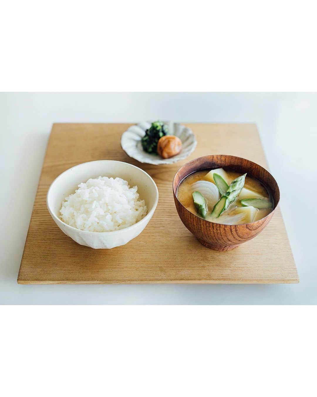 美紀のインスタグラム：「FOOD&COMPANY / April  monthly recipe 春野菜で楽しむ『一汁一菜』を撮影！  美味しいお米と 旬の野菜たっぷりの味噌汁 なによりしあわせ◎  私は人田畑の玄米を Tさんは白米好きだから 土鍋で交互に炊いて 味噌は常備してる3種類の中から その日の気分で選ぶのが日々の楽しみ  今回のレシピ 味噌玉で作る アスパラガスと新玉ねぎ、新じゃがいもの 味噌汁もとっても美味しかったよ  レシピは  @foodandcompany_neighbors のサイト 店頭にて配布中〜♩  FOOD&COMPANY team @hrmt @hiroko_tsurumi @ayako_mrok @fmknszw & photo : me」