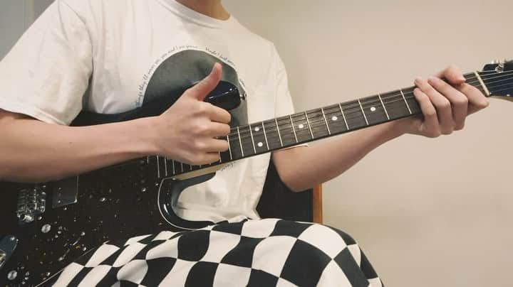 若井滉斗のインスタグラム：「・  ケセラセラ。サビ弾いてみたっ！  ギターキッズは是非カバーしてみてね！！！🤘  #ケセラセラ　 #ケセラセラチャレンジ」