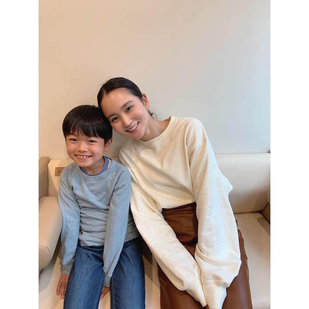 遠藤瞳のインスタグラム：「京葉ガスさんの撮影の時📸 久しぶりの晃士くん🤝🏻  新しいCM公開されました！  https://youtu.be/FlZdQ-sEkb0  是非ご覧ください♡」