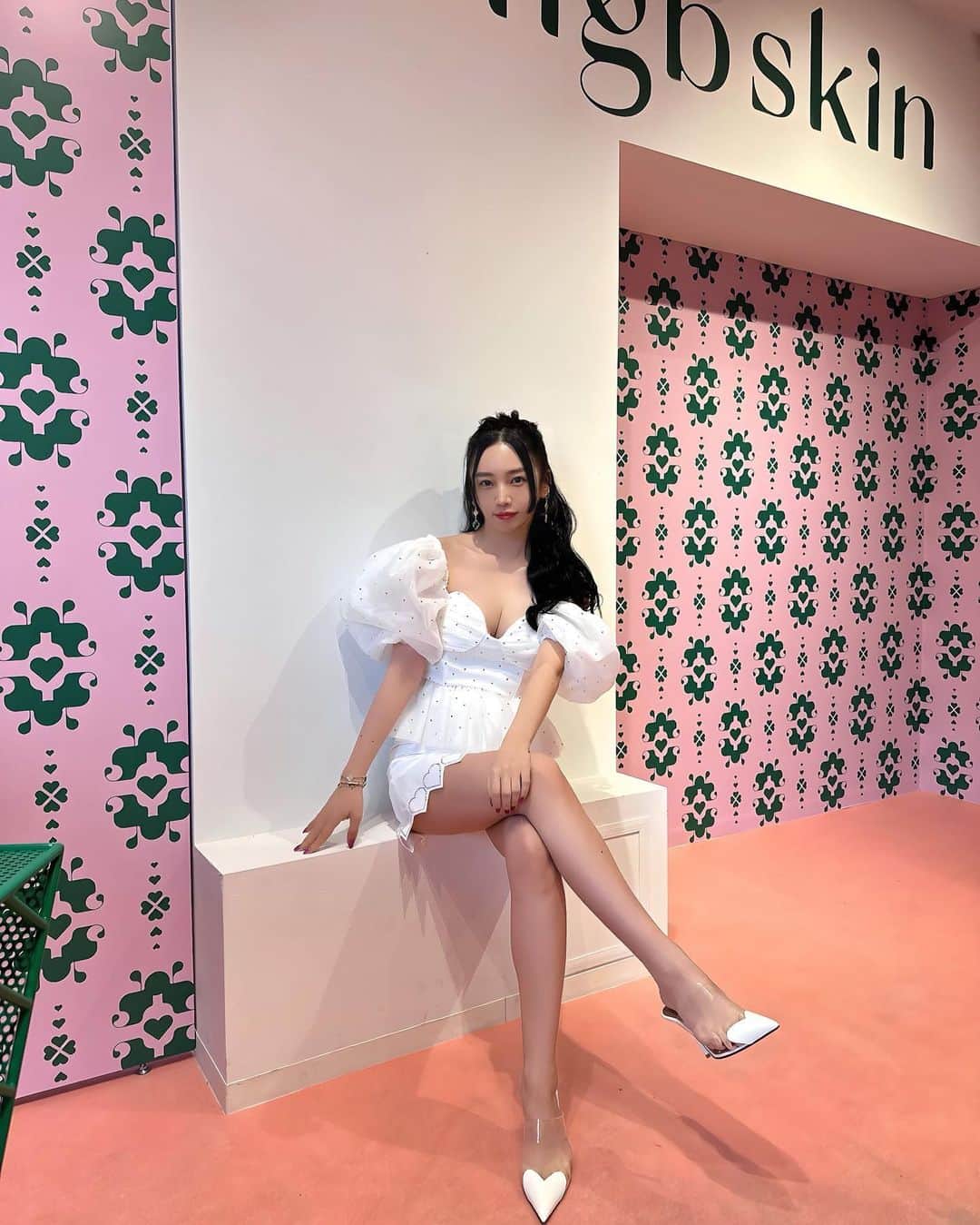 megbabyのインスタグラム：「DAY5🤍🕊️  今日はオールホワイトコーデ👼🏻  今日はオープン10:30からお客様をお迎えしたのですがオープン前からたくさんの方が待っていてくれていて感動して震えました😭❤️‍🔥❤️✨  明日もオープン10:30から行こうかな🫣❤️‍🔥❤️‍🔥❤️‍🔥  #mgbskin #megoodbeauty  #美のパワースポット」